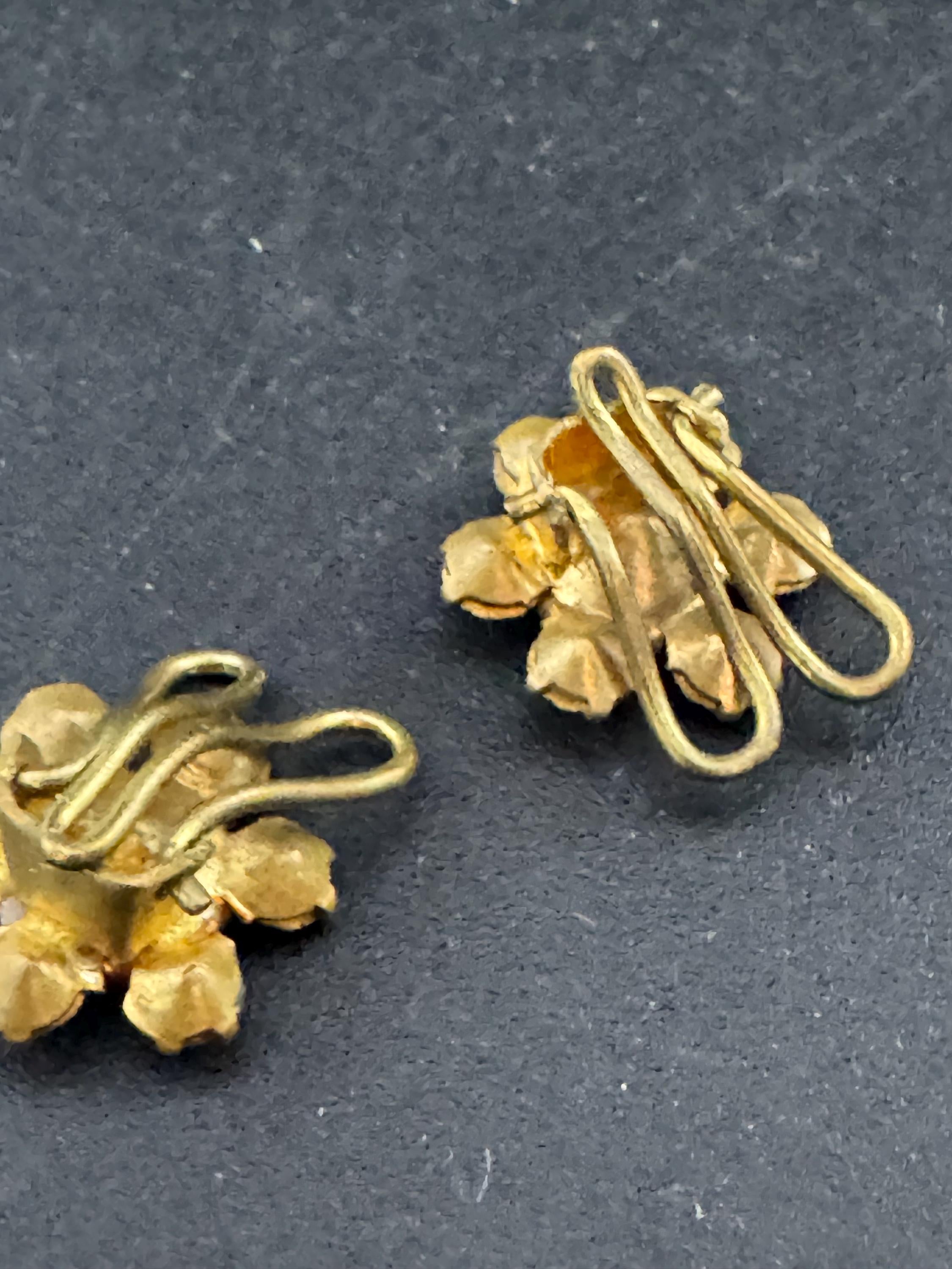 vintage small dainty gold tone sapphire blue and clear diamante stud clip on earrings
