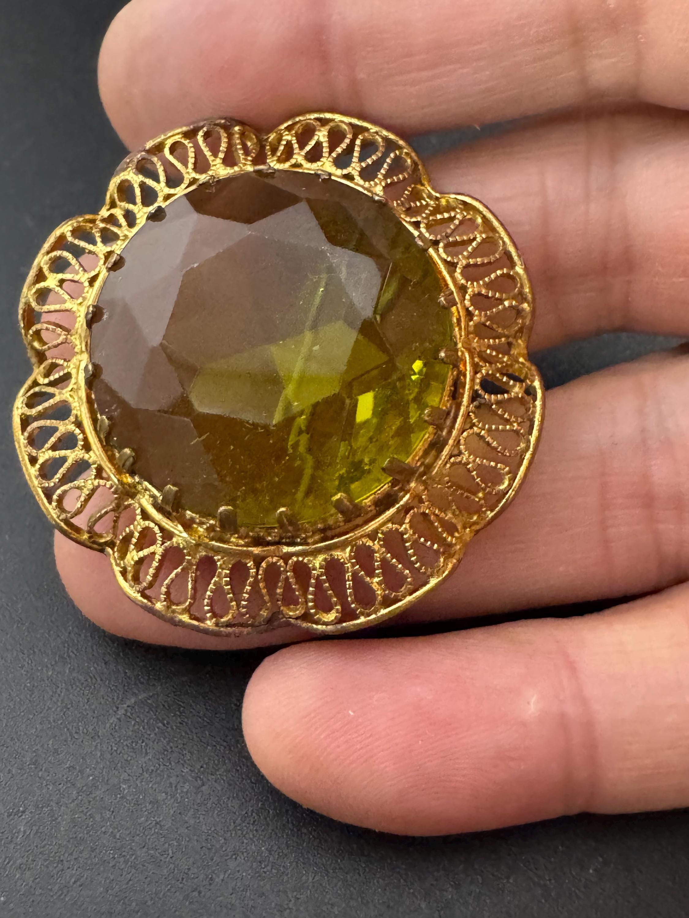 Vintage gold tone chunky yellow green emerald gallery edge glass brooch
