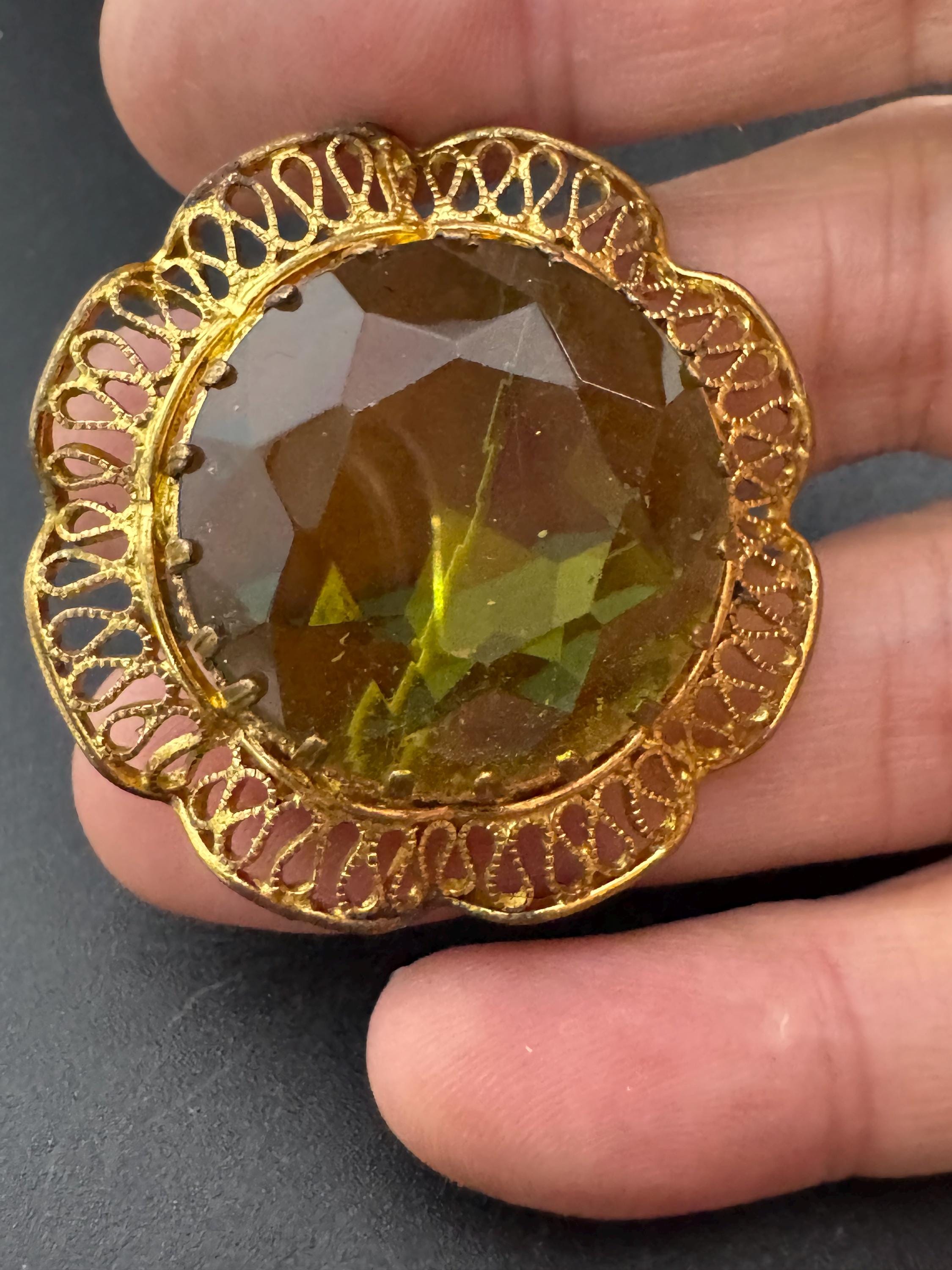 Vintage gold tone chunky yellow green emerald gallery edge glass brooch