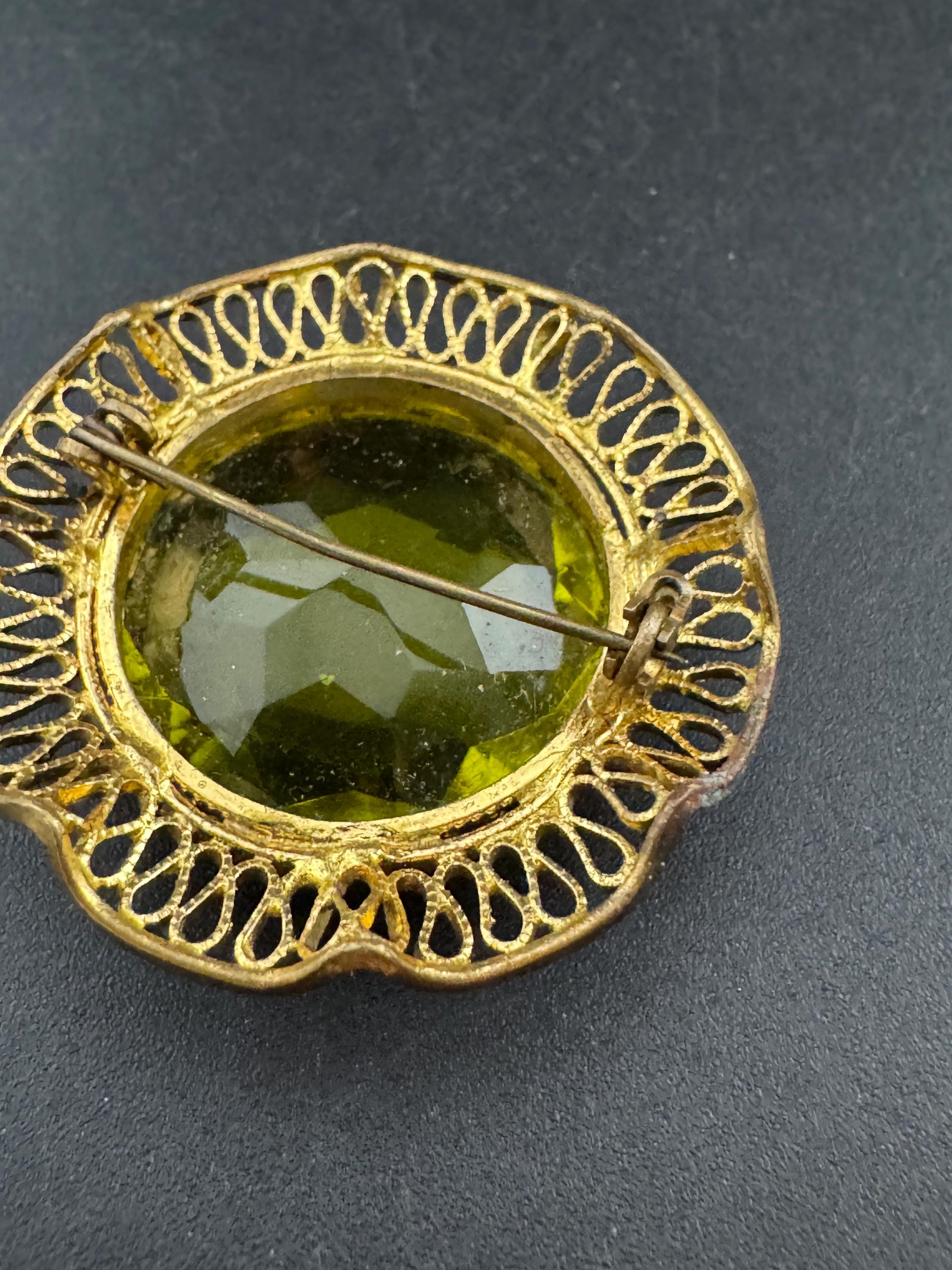 Vintage gold tone chunky yellow green emerald gallery edge glass brooch
