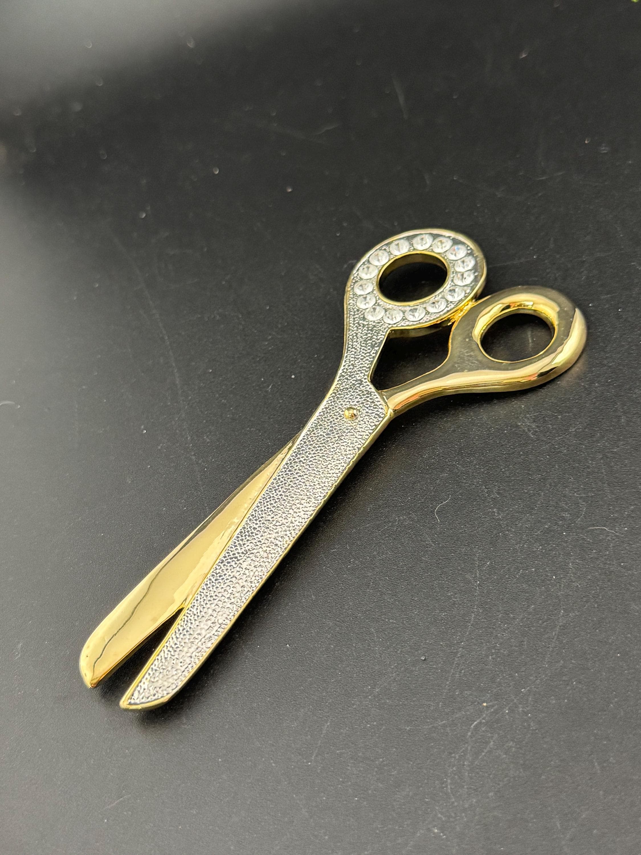 huge oversized novelty pair of scissors brooch with clear diamanté crystals