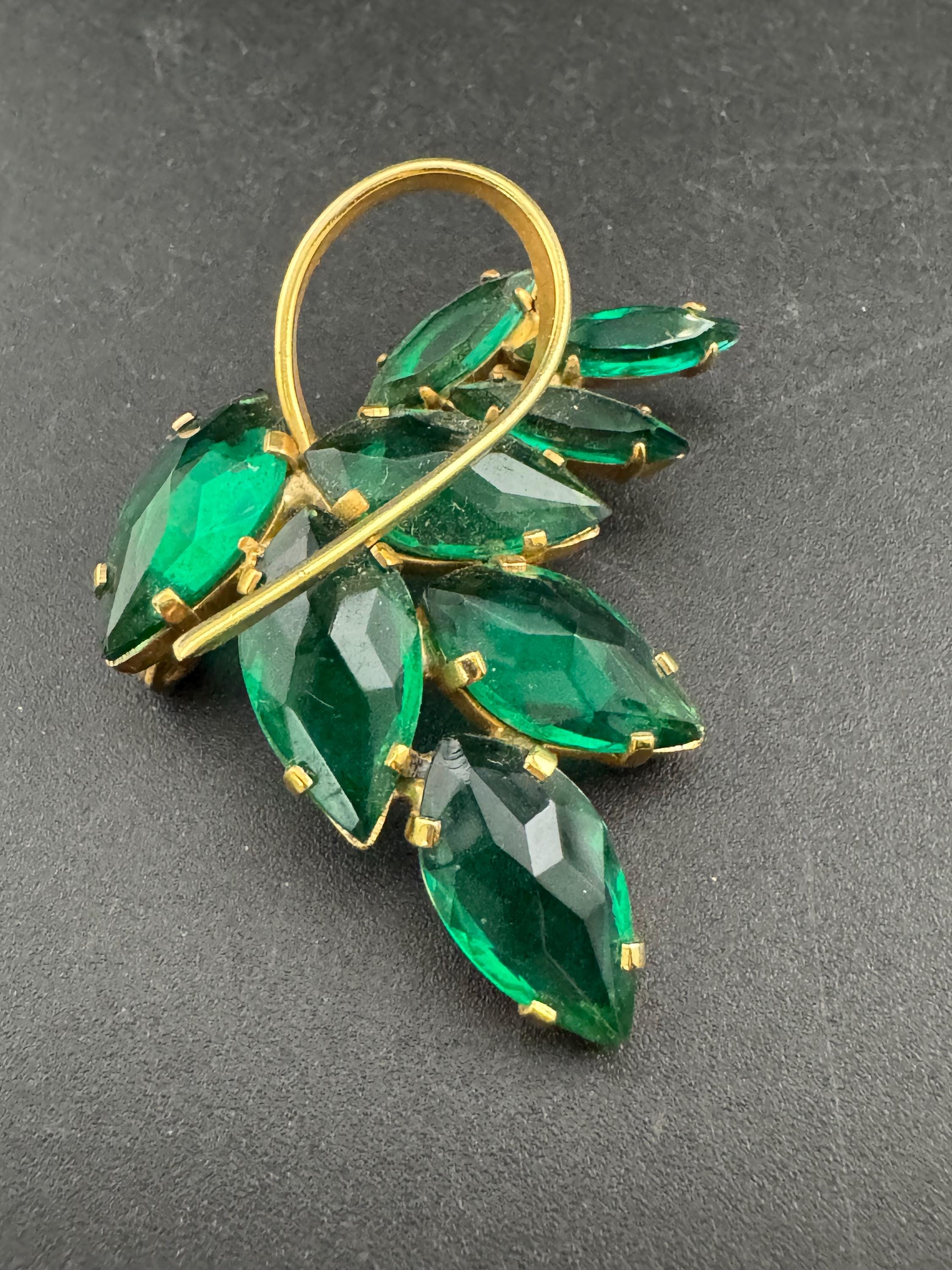 Vintage MCM gold tone emerald green rhinestone glass floral brooch 1950s