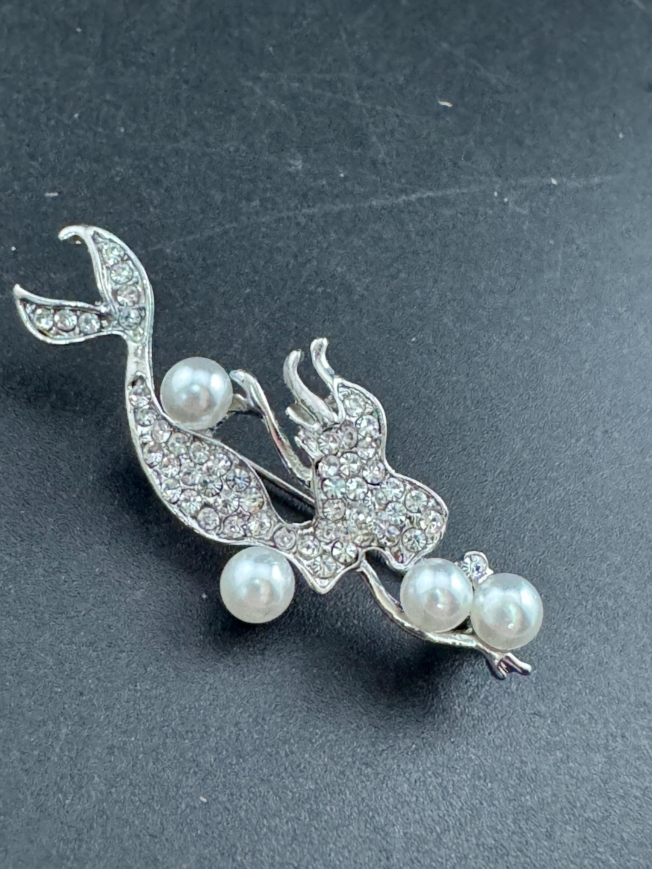 Retro small silver tone crystal and pearl diving mermaid brooch pin