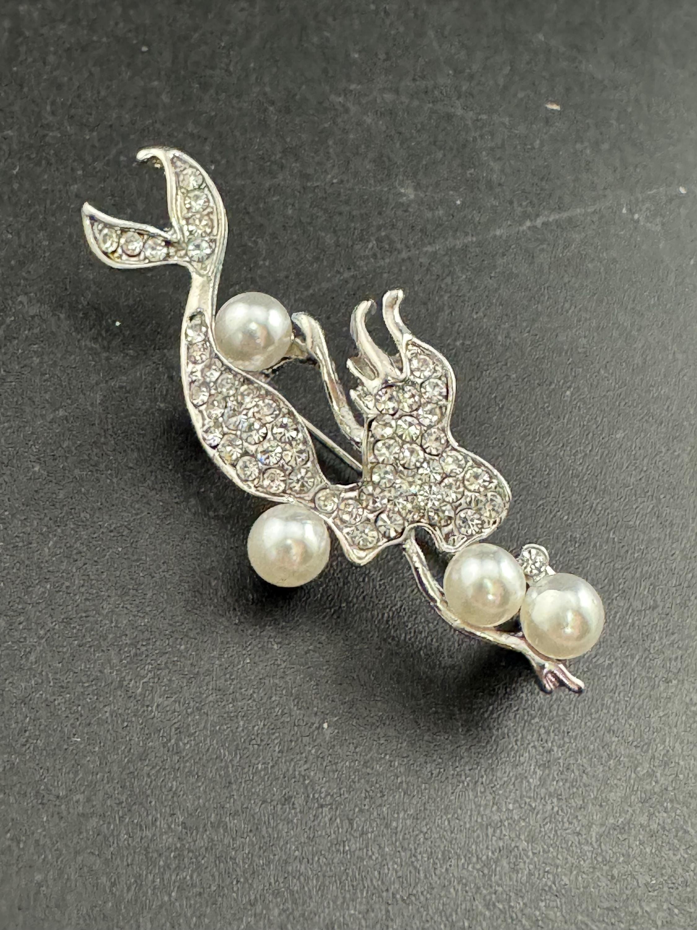 Retro small silver tone crystal and pearl diving mermaid brooch pin