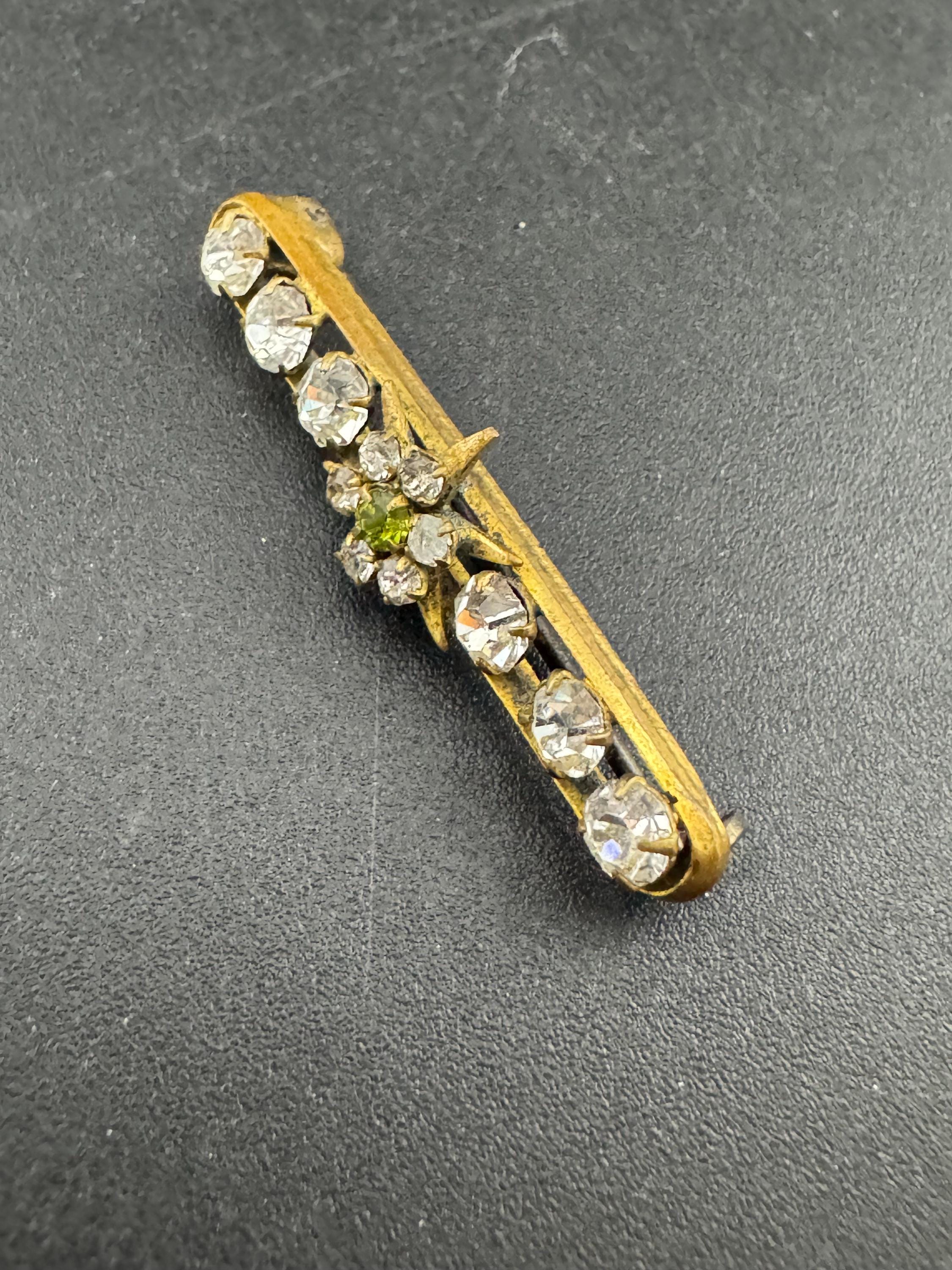Vintage clear Rhinestone Bar Brooch: Gold Tone Victorian (4cm)