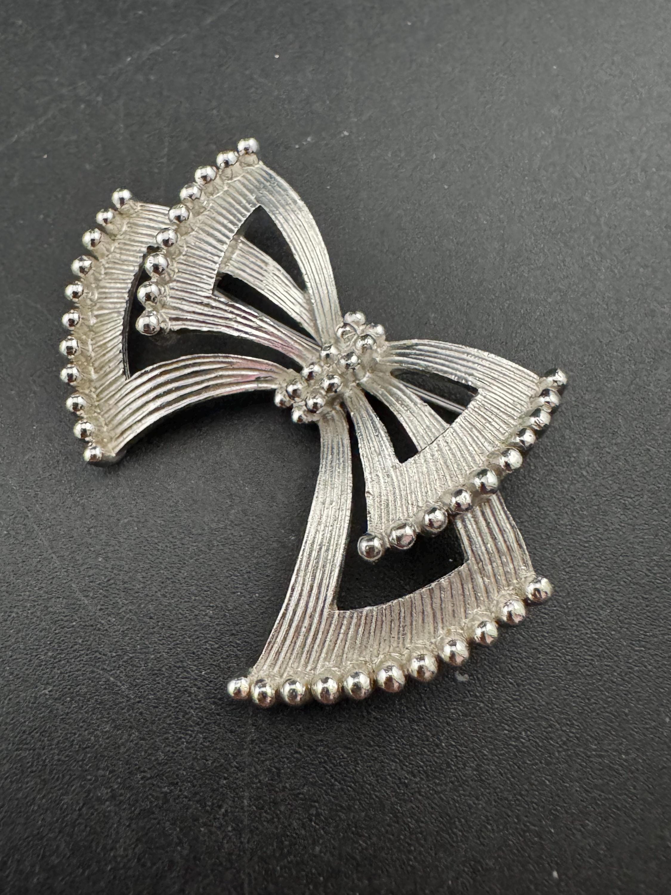 Vintage signed TRIFARI bow brooch,  4.5cm silver plated