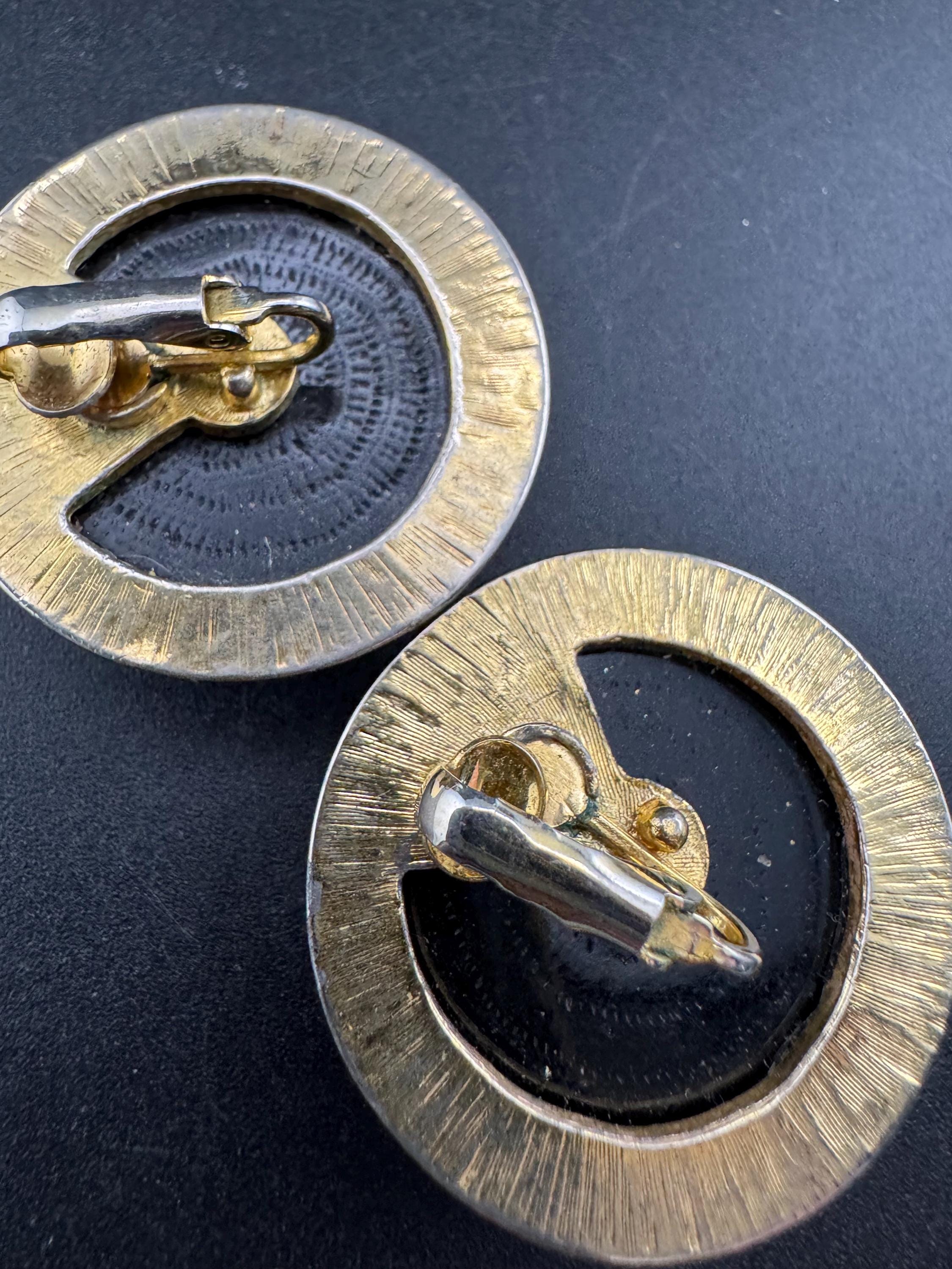 Oversized 3cm gold tone metal black domed acrylic cabochon clip on round earrings 1990s