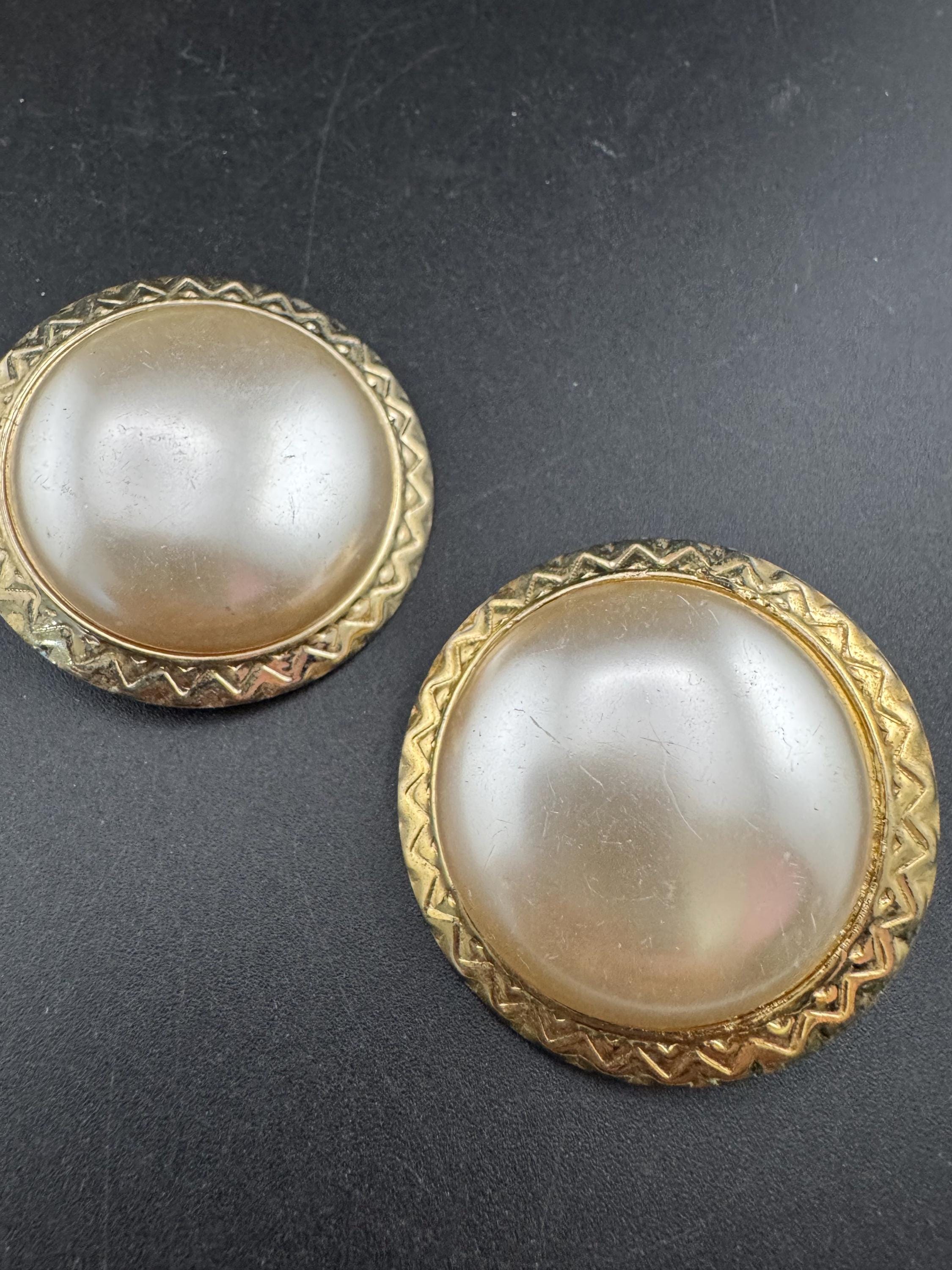 Vintage oversized pearl Clip On Earrings: Gold Tone metal (4.5cm)
