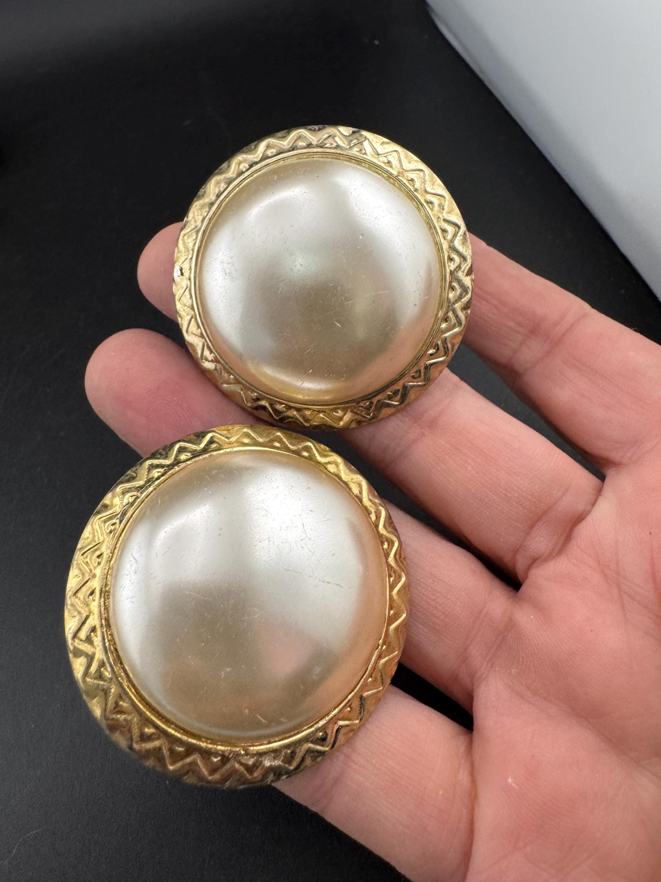 Vintage oversized pearl Clip On Earrings: Gold Tone metal (4.5cm)