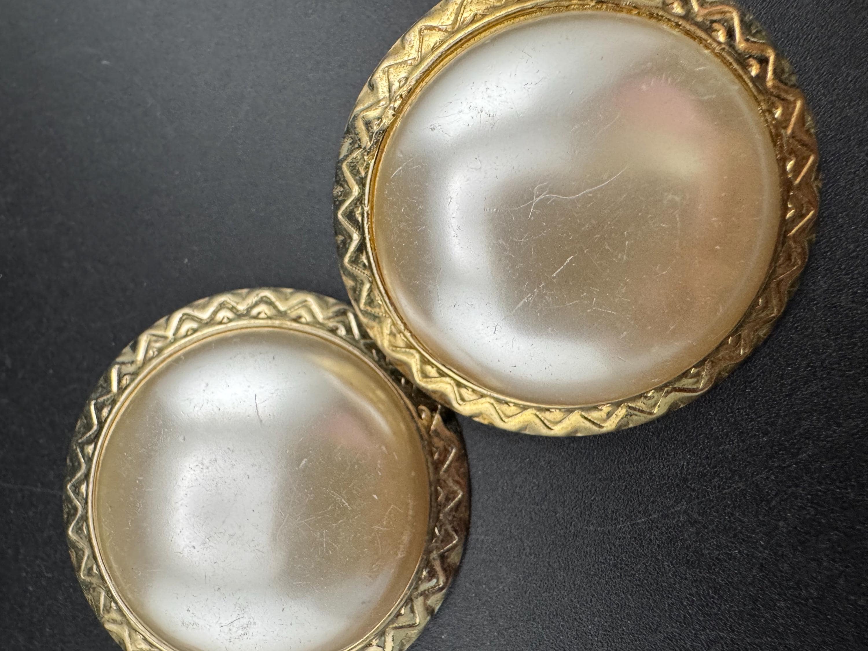 Vintage oversized pearl Clip On Earrings: Gold Tone metal (4.5cm)