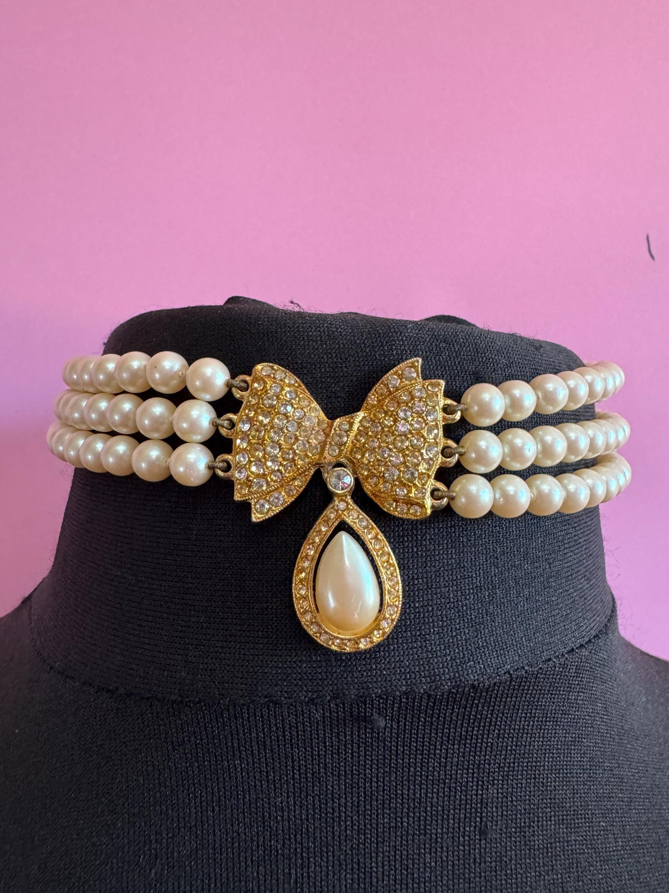 Unsigned cream glass 3 row beaded pearl and diamanté bow choker Necklace teardrop