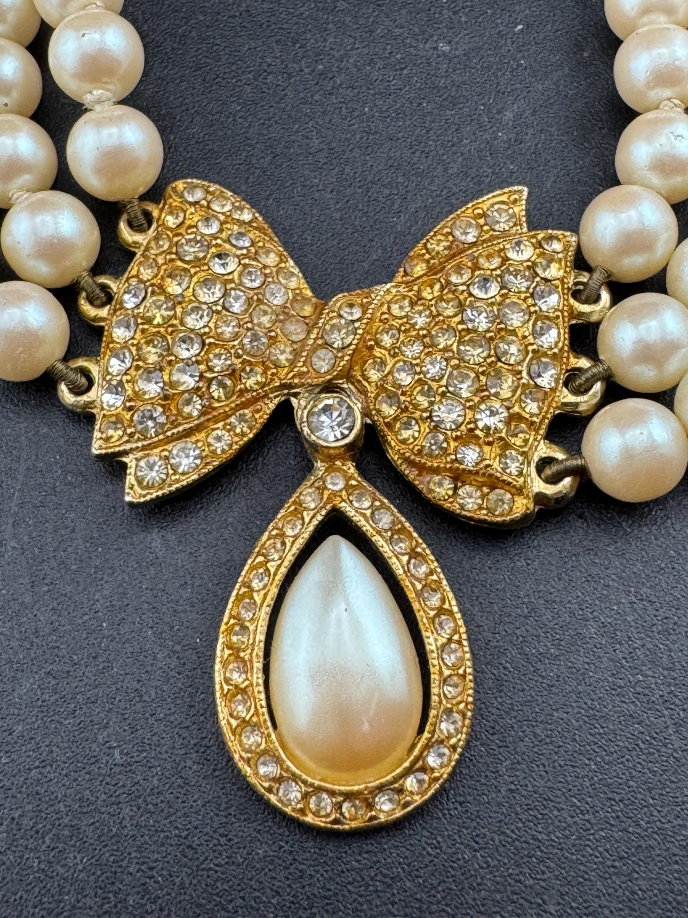 Unsigned cream glass 3 row beaded pearl and diamanté bow choker Necklace teardrop