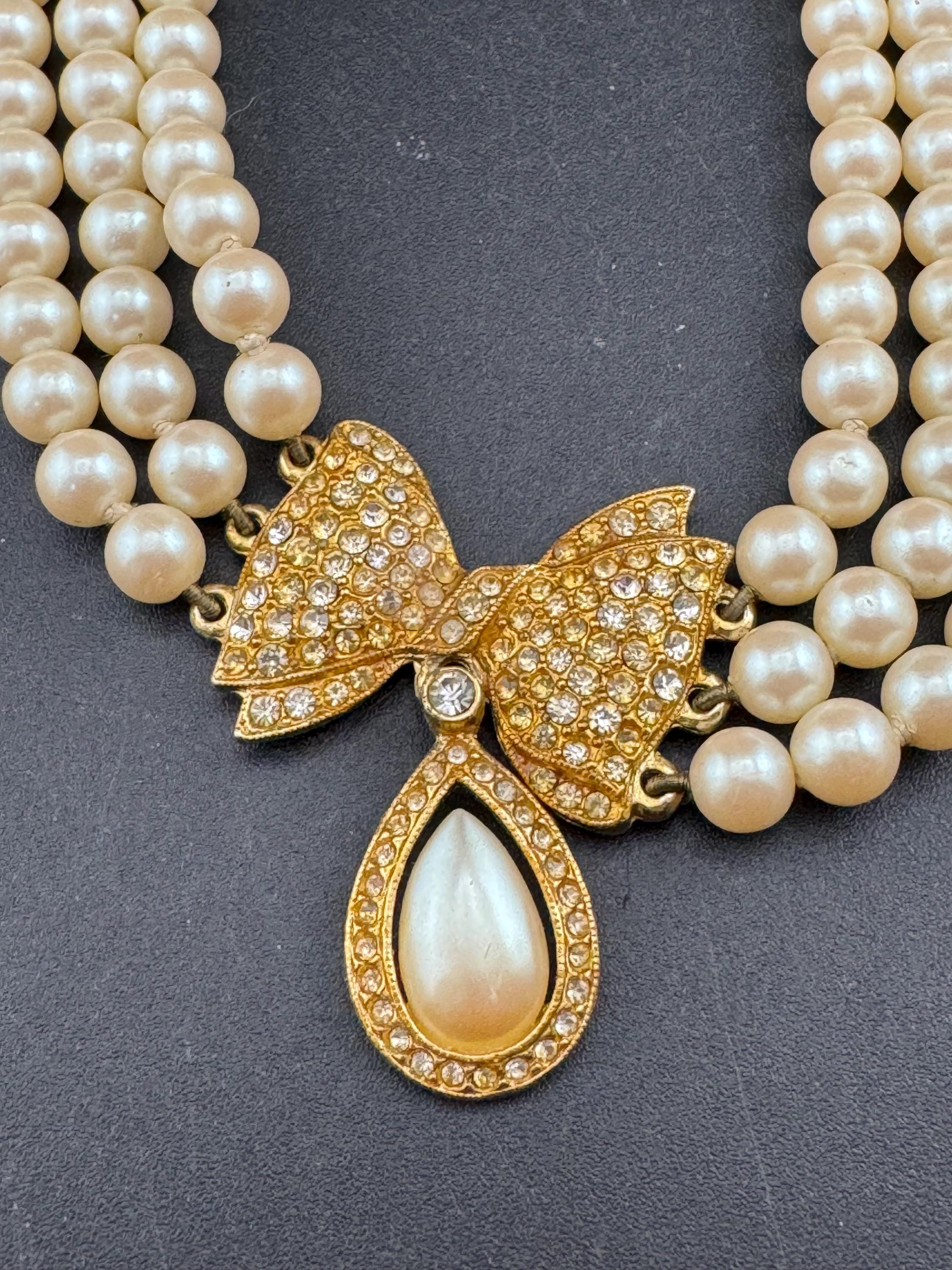 Unsigned cream glass 3 row beaded pearl and diamanté bow choker Necklace teardrop