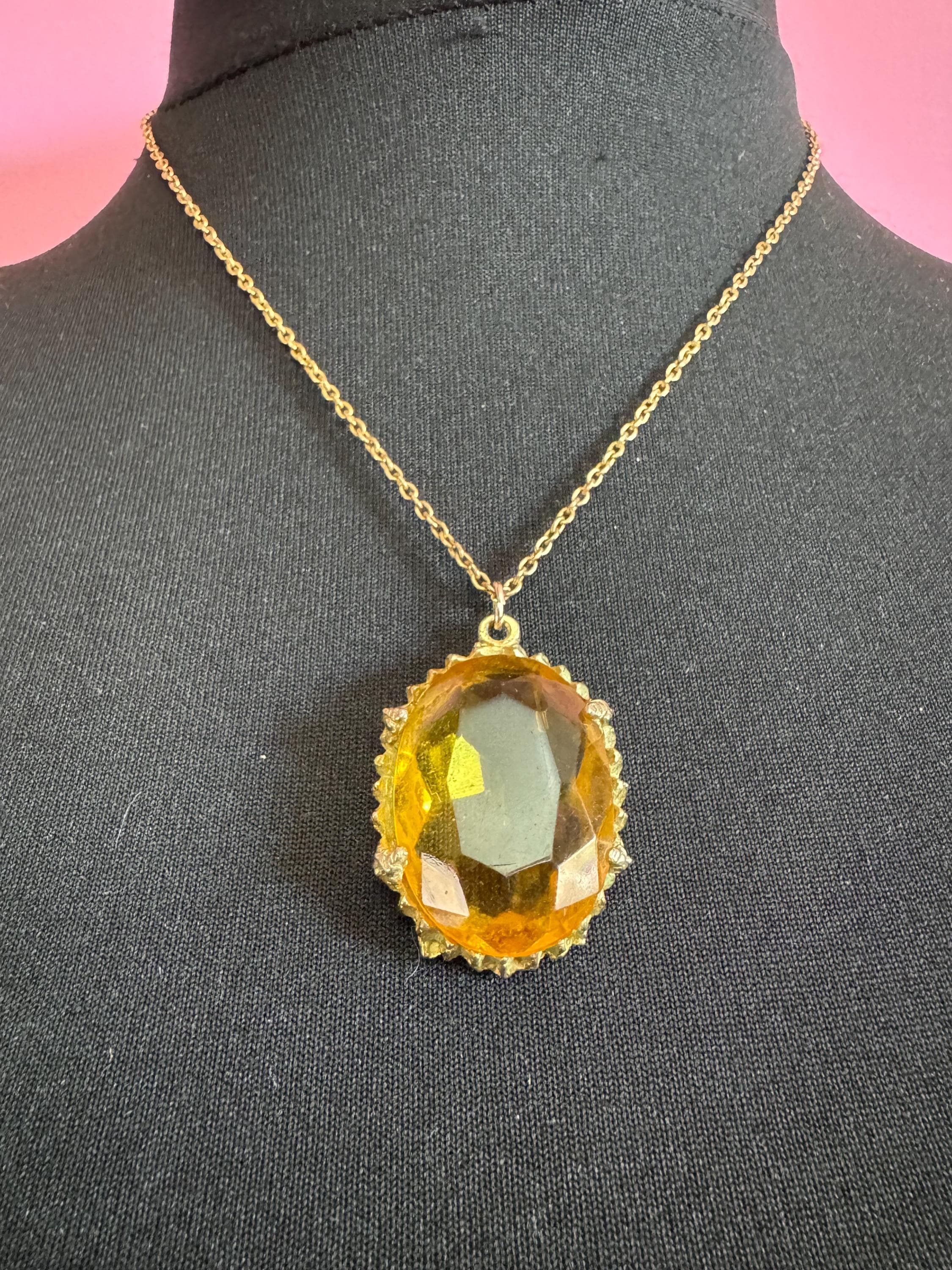 Vintage gold tone orange amber faceted Glass oval pendant necklace on 50cm chain