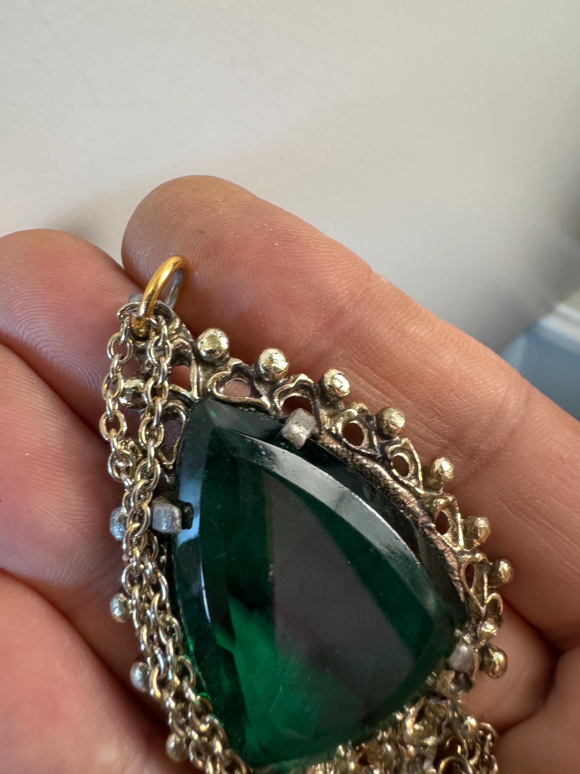 Emerald green chunky teardrop glass pendant necklace brutalist Vintage Modernist gold tone metal