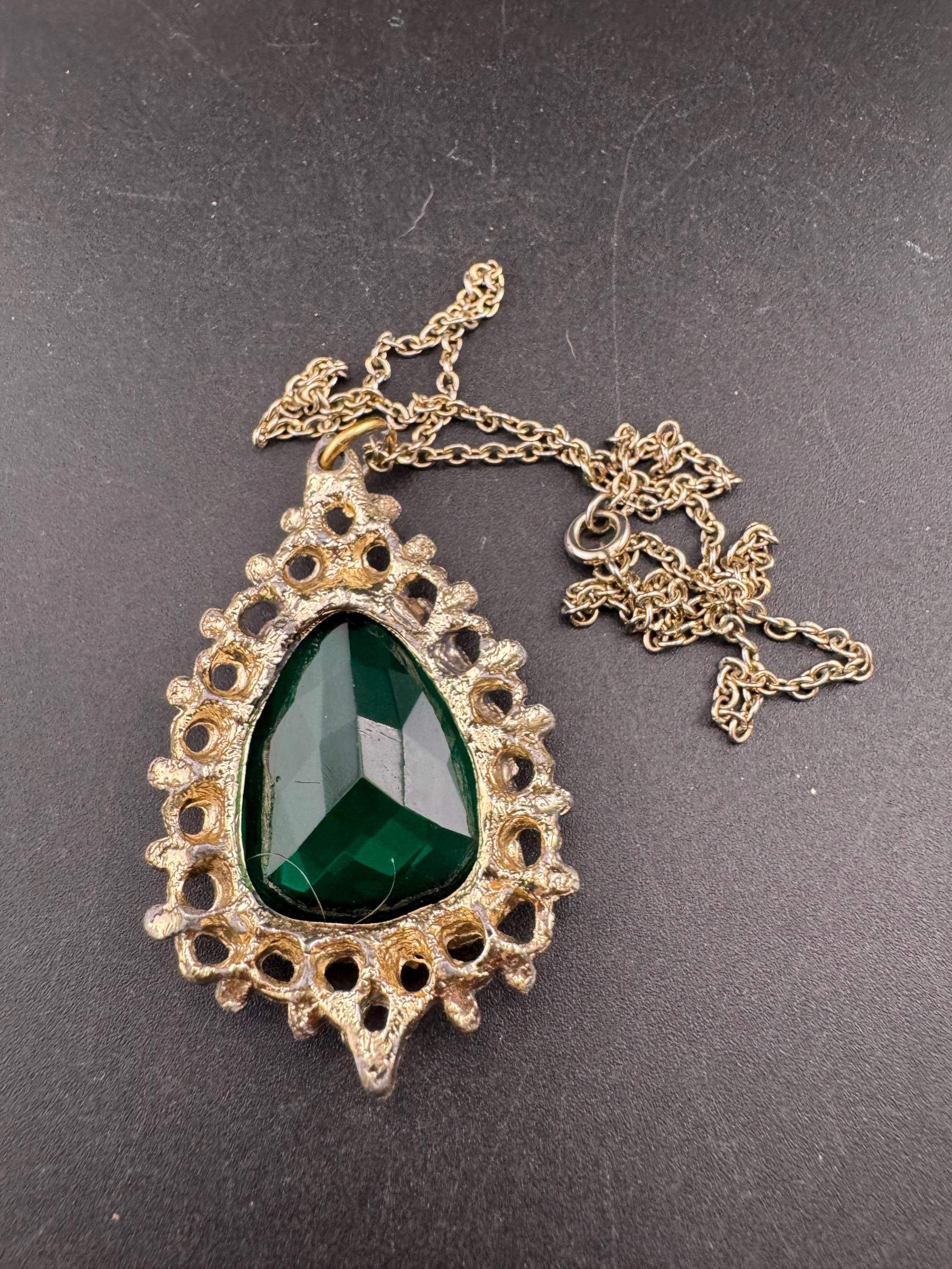 Emerald green chunky teardrop glass pendant necklace brutalist Vintage Modernist gold tone metal