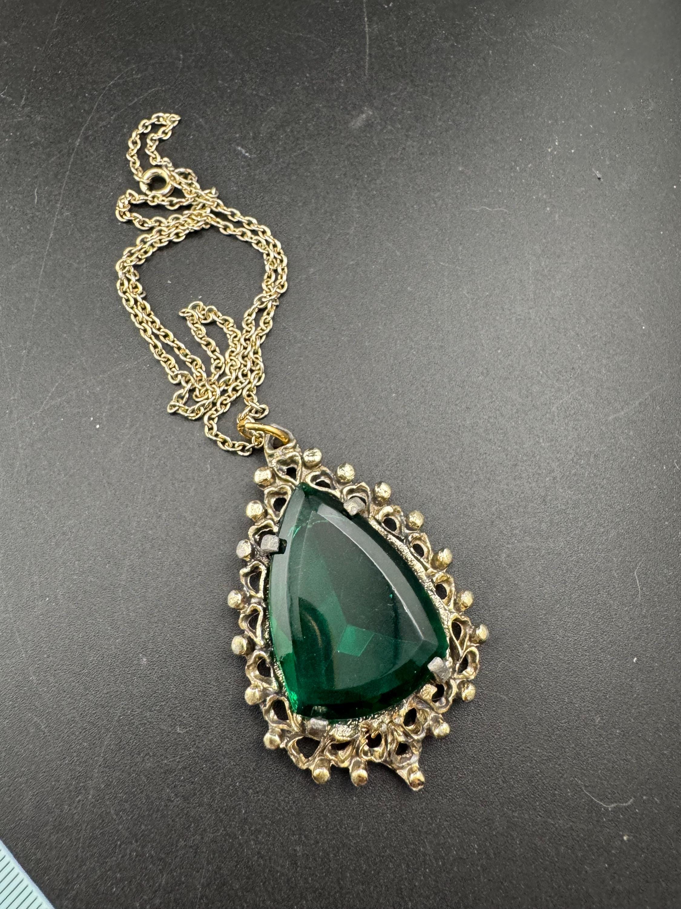 Emerald green chunky teardrop glass pendant necklace brutalist Vintage Modernist gold tone metal
