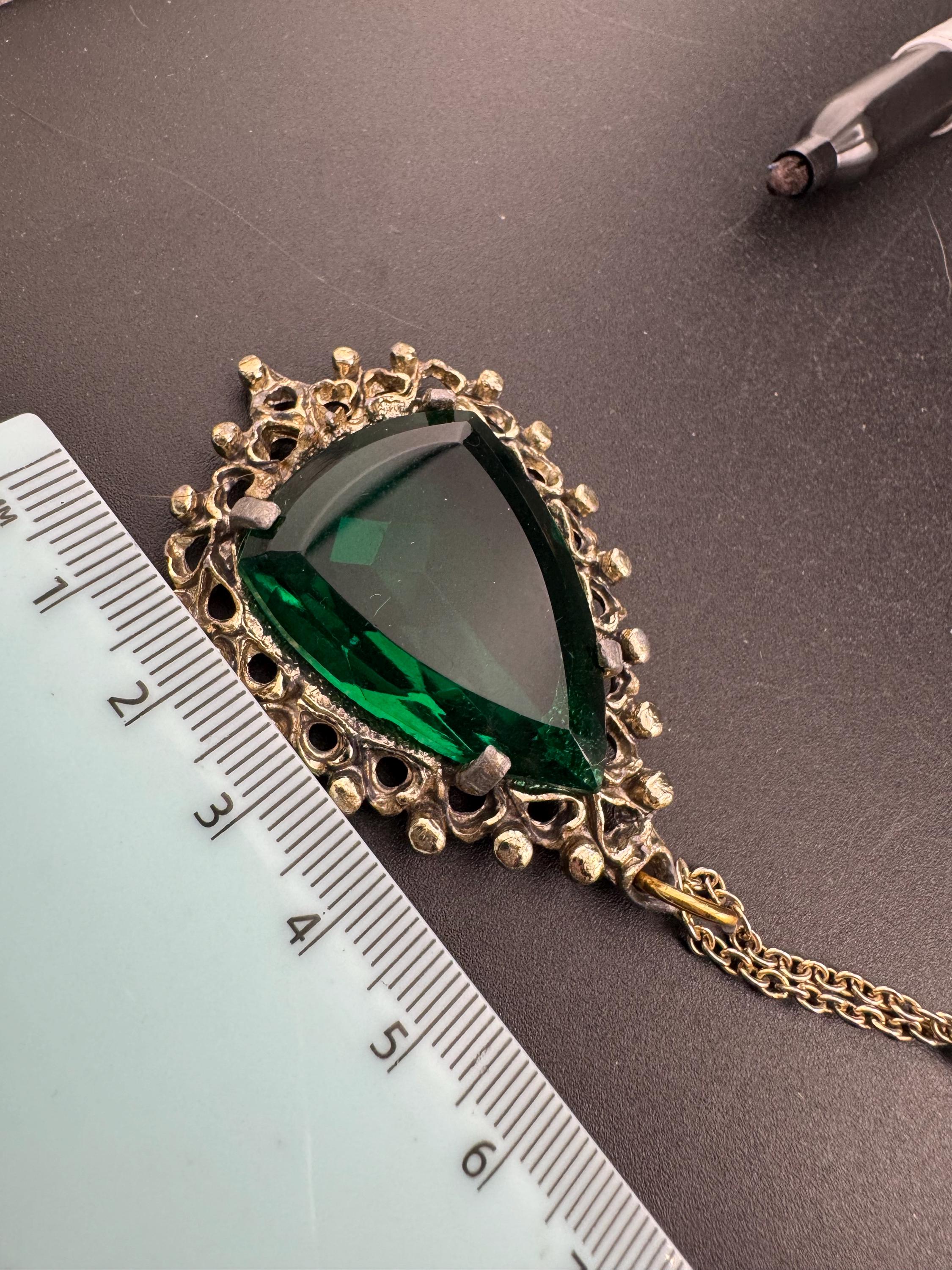 Emerald green chunky teardrop glass pendant necklace brutalist Vintage Modernist gold tone metal