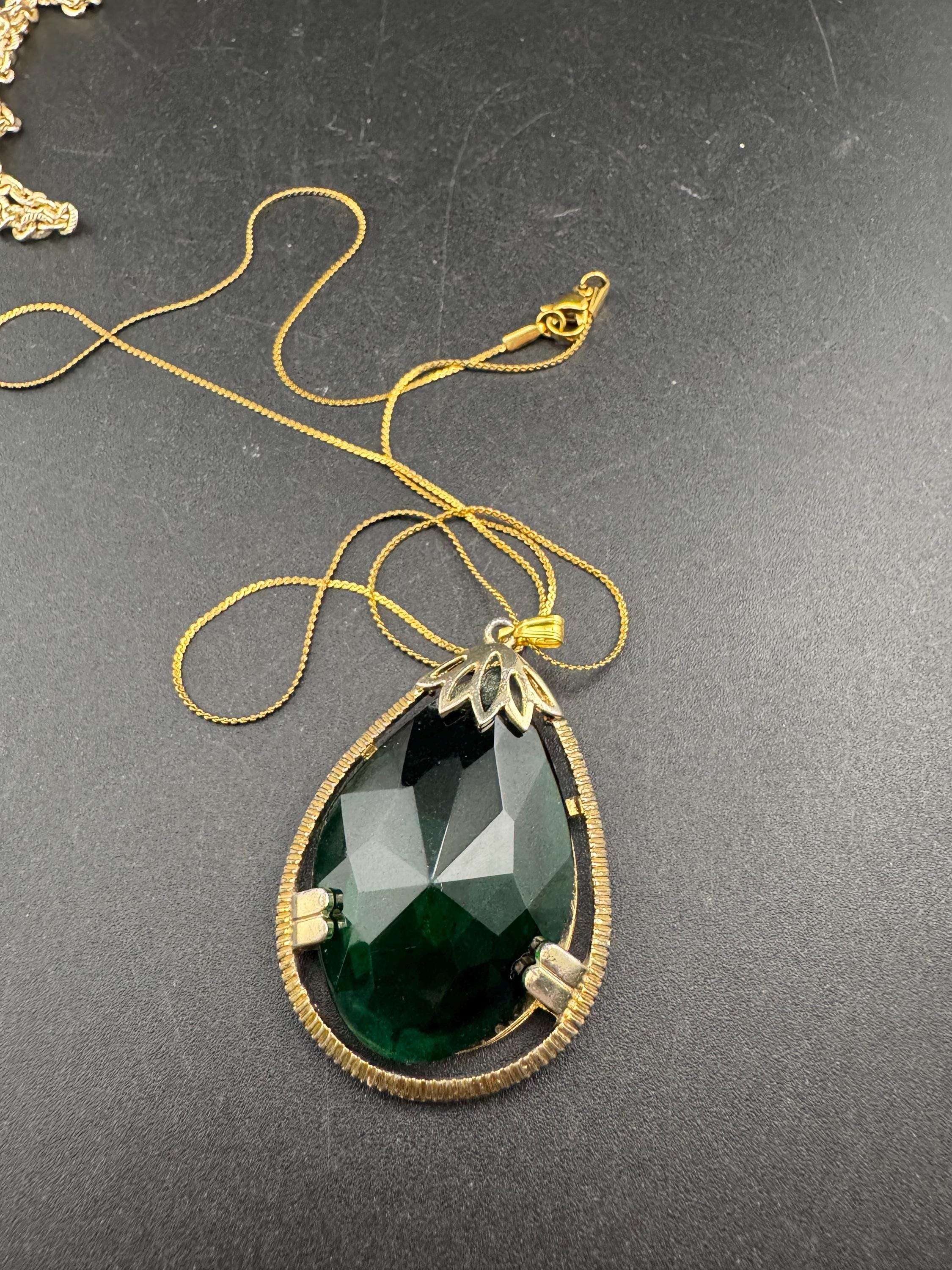 Emerald green teardrop glass pendant necklace mid century Vintage Modernist gold tone metal