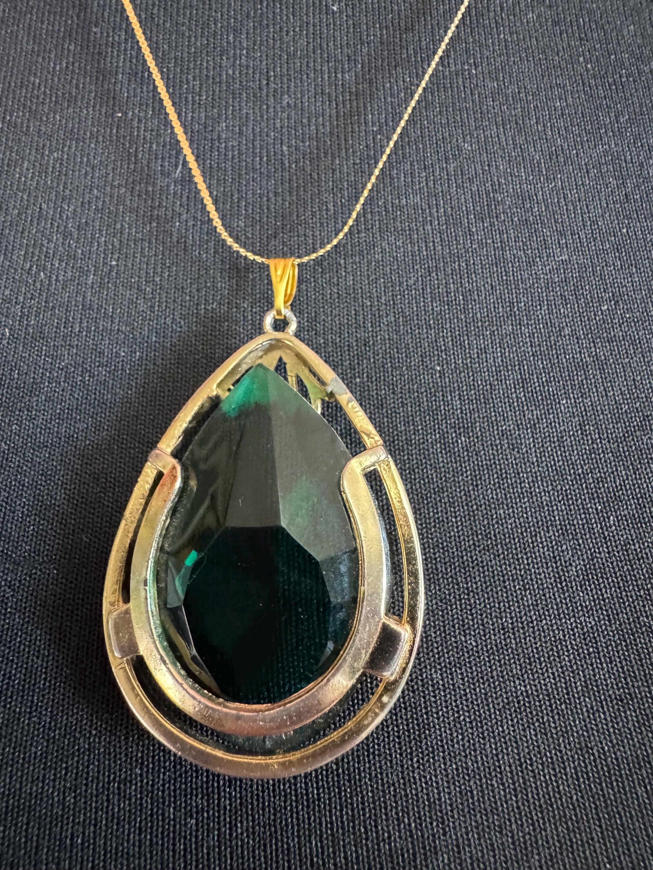 Emerald green teardrop glass pendant necklace mid century Vintage Modernist gold tone metal
