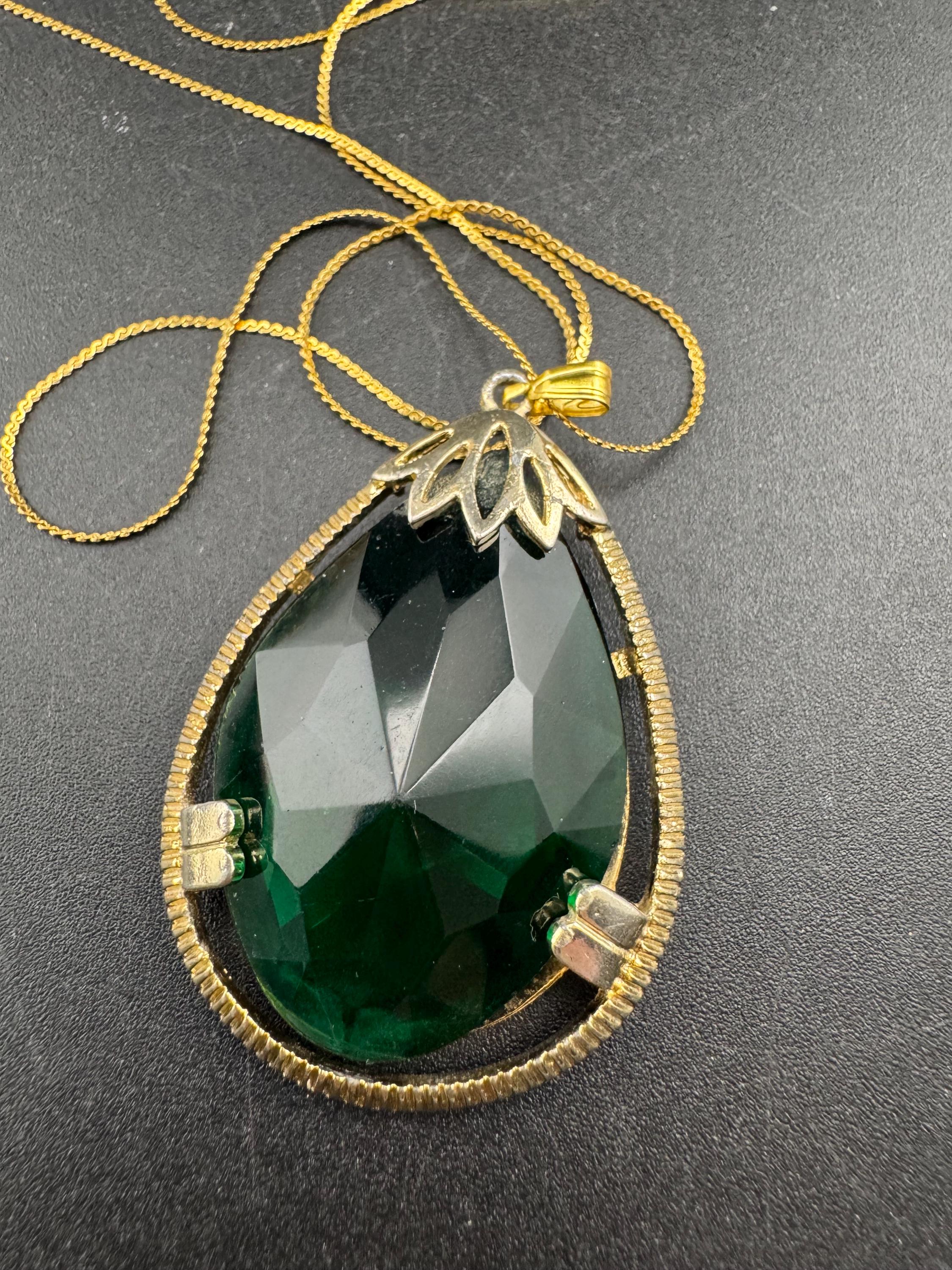 Emerald green teardrop glass pendant necklace mid century Vintage Modernist gold tone metal
