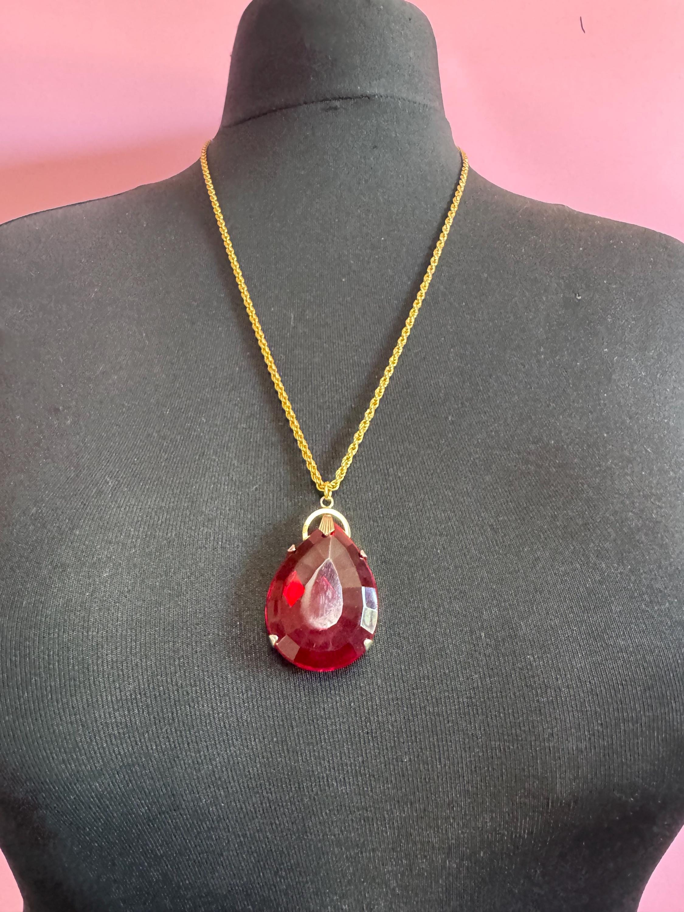 Modernist chunky gold tone ruby red glass teardrop pendant necklace on a 66cm chain