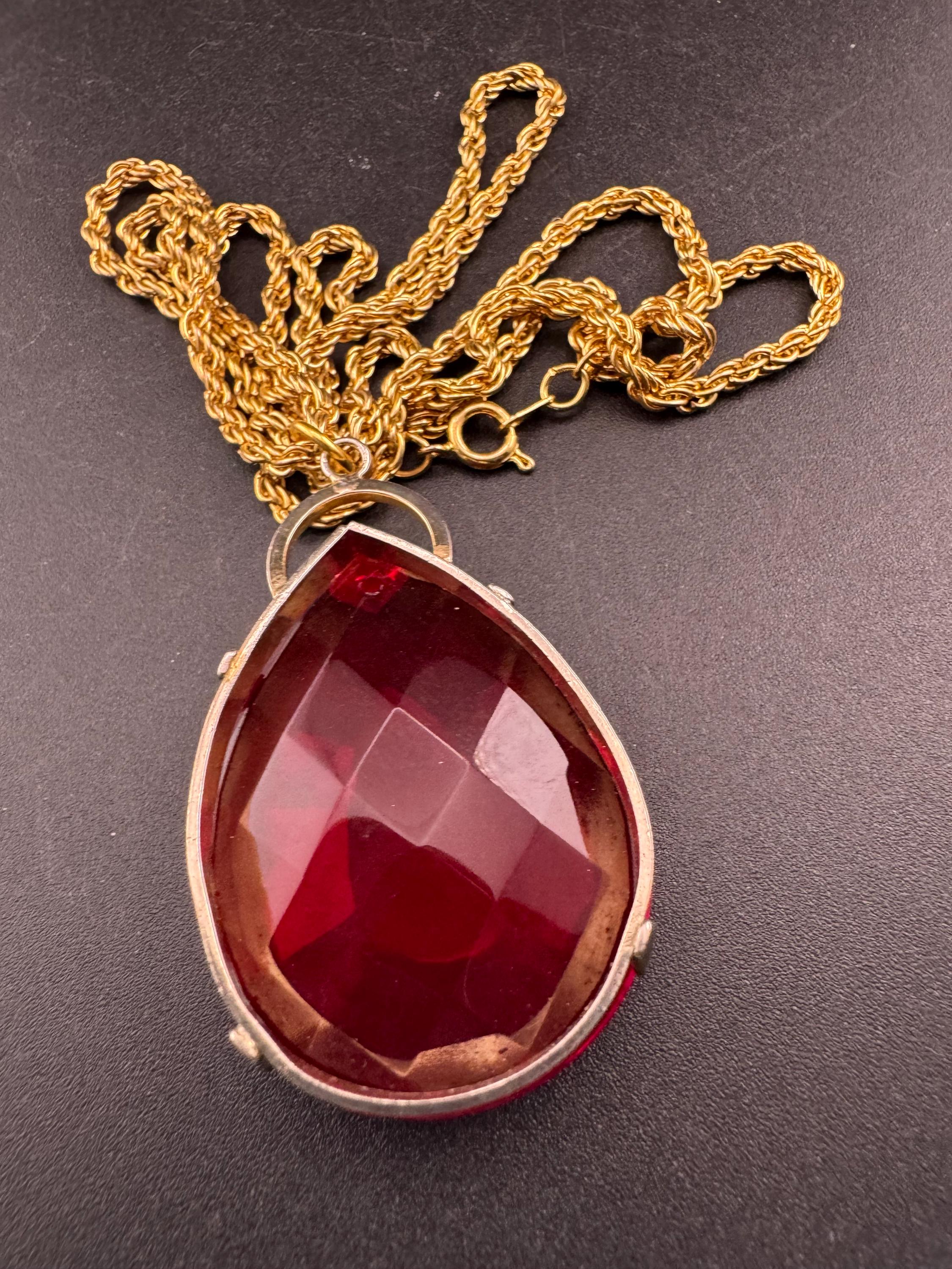 Modernist chunky gold tone ruby red glass teardrop pendant necklace on a 66cm chain