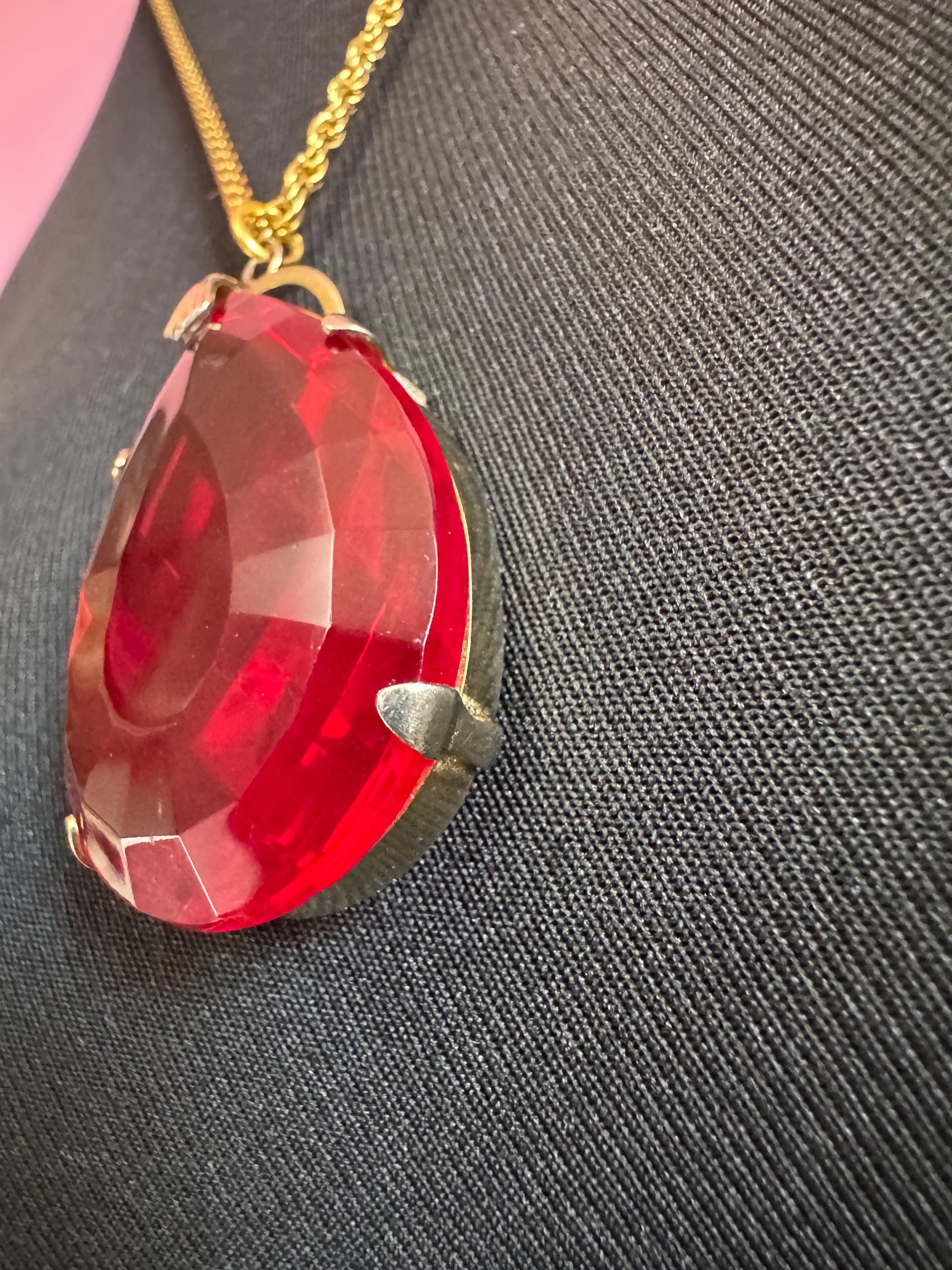 Modernist chunky gold tone ruby red glass teardrop pendant necklace on a 66cm chain