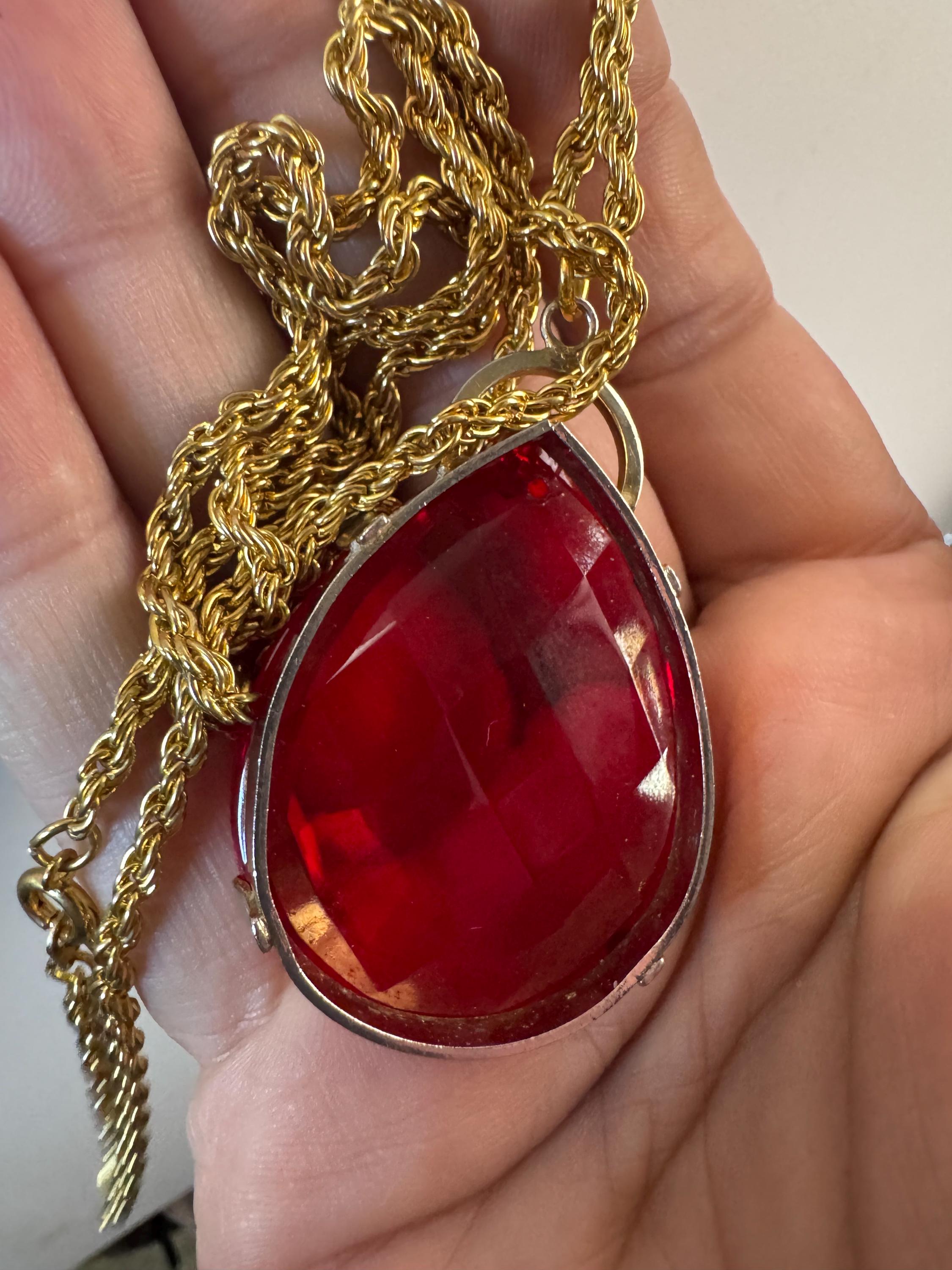 Modernist chunky gold tone ruby red glass teardrop pendant necklace on a 66cm chain
