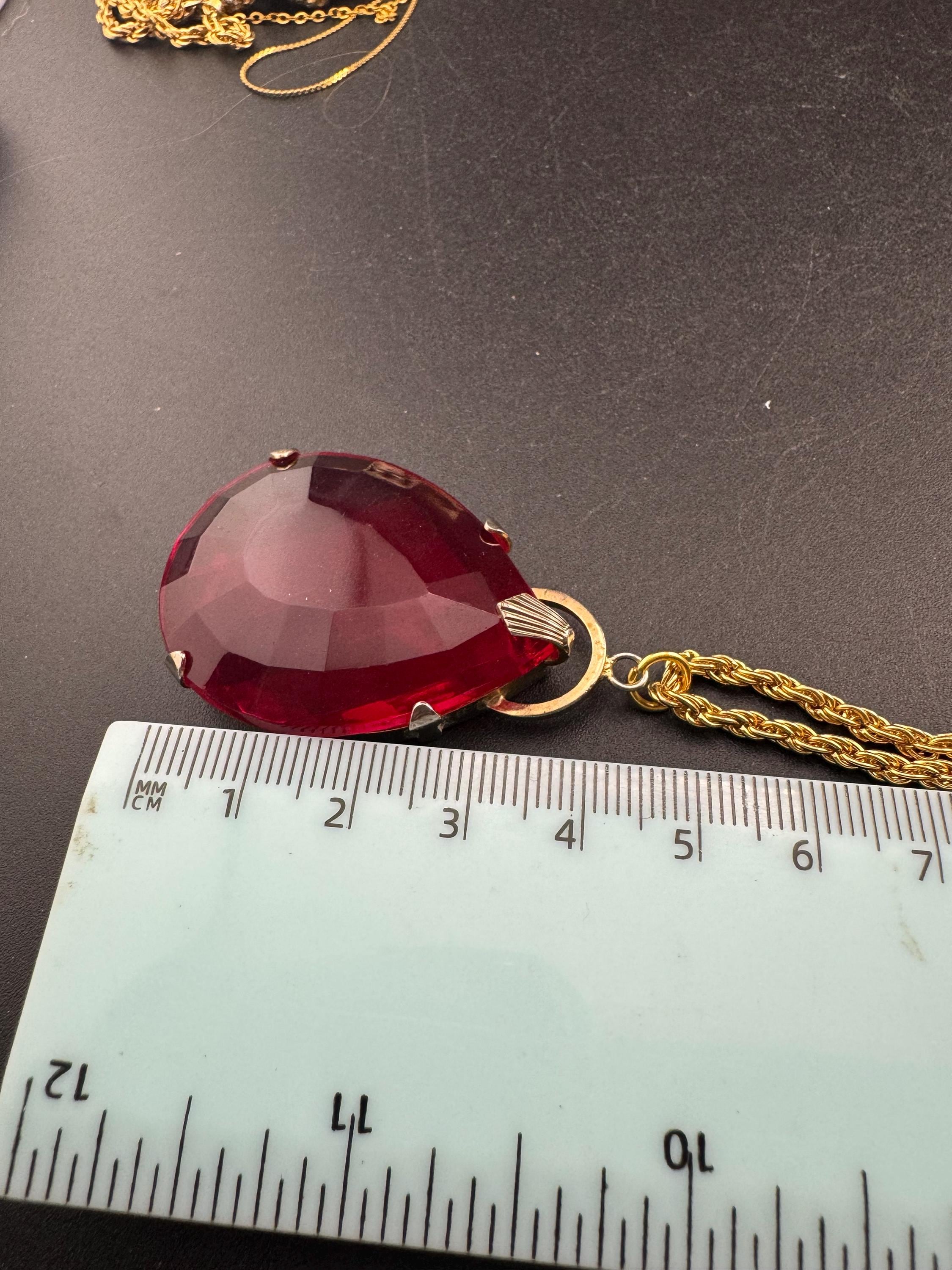 Modernist chunky gold tone ruby red glass teardrop pendant necklace on a 66cm chain