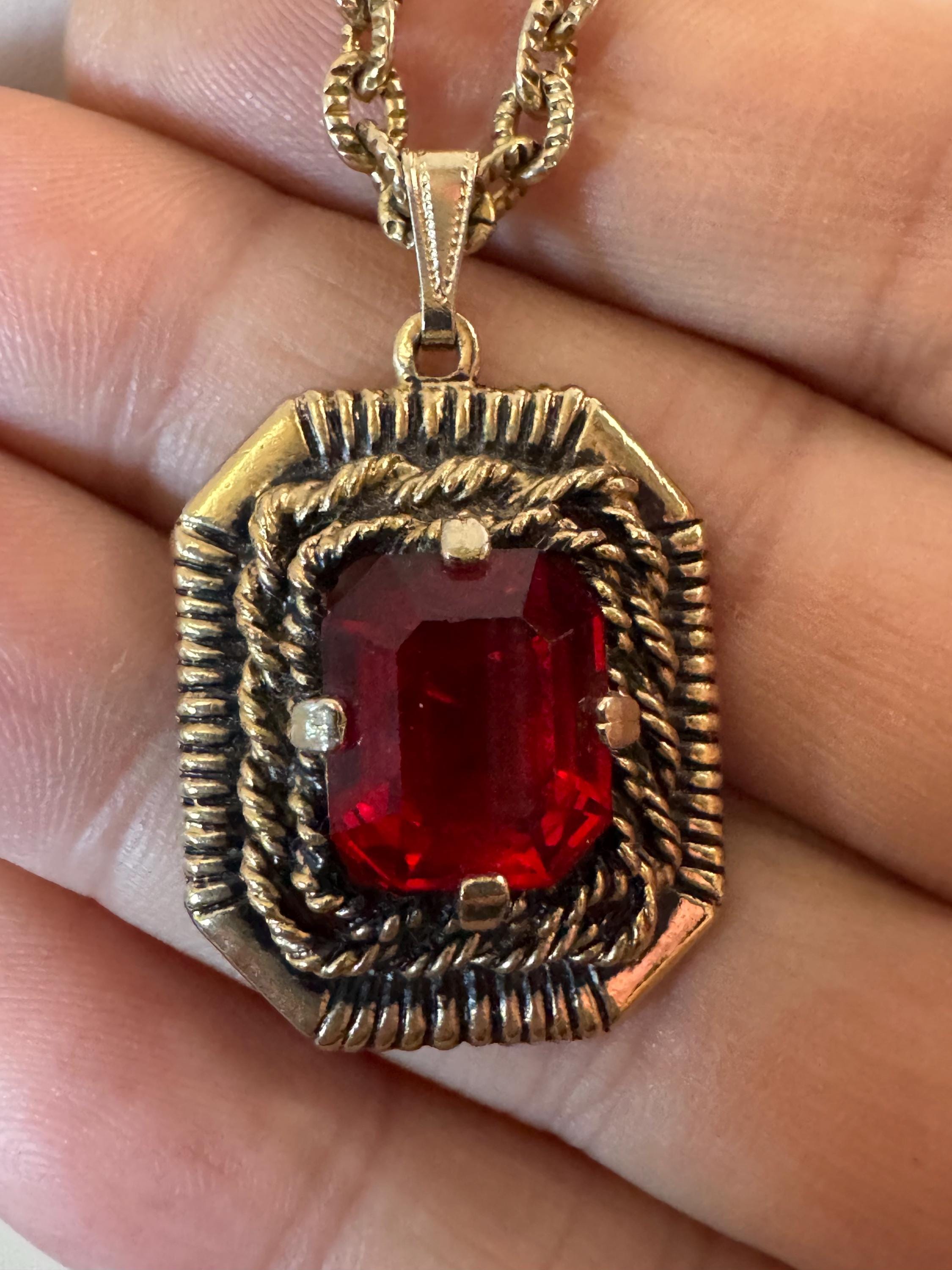 Modernist Sarah Coventry chunky gold tone ruby red glass pendant necklace on a 46cm chain