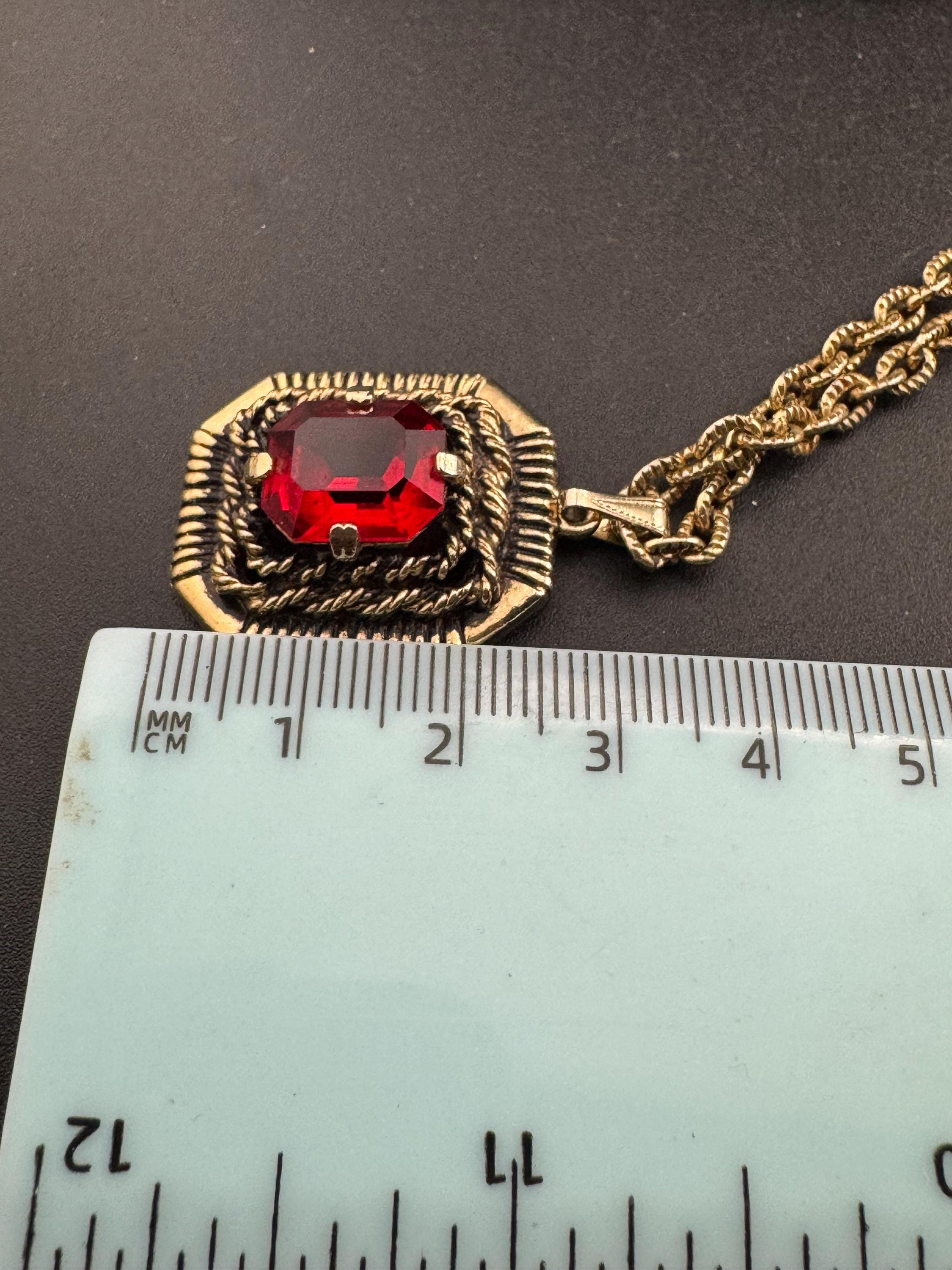 Modernist Sarah Coventry chunky gold tone ruby red glass pendant necklace on a 46cm chain