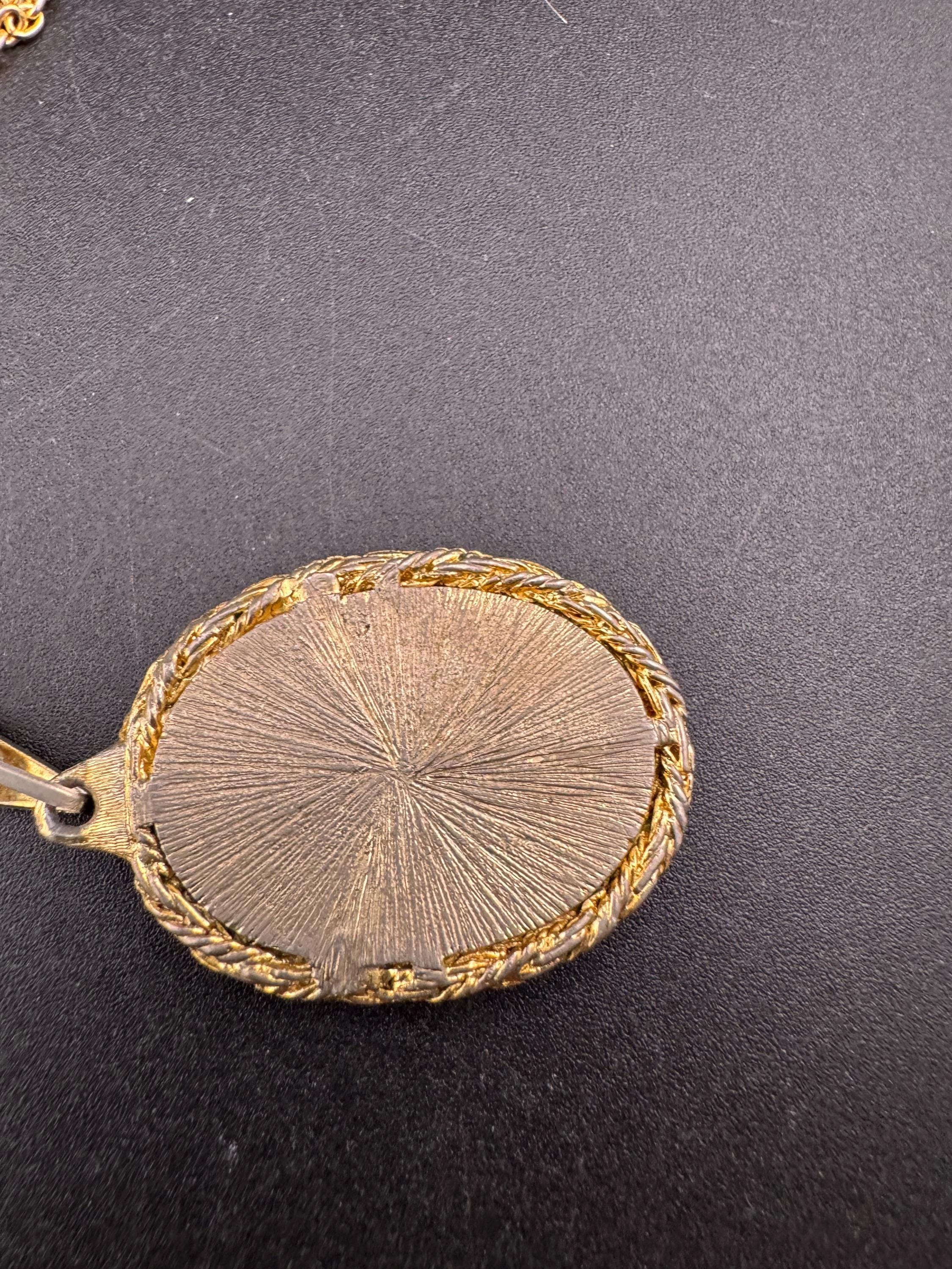 Vintage 1970s carved shell CAMEO  pendant necklace, gold tone