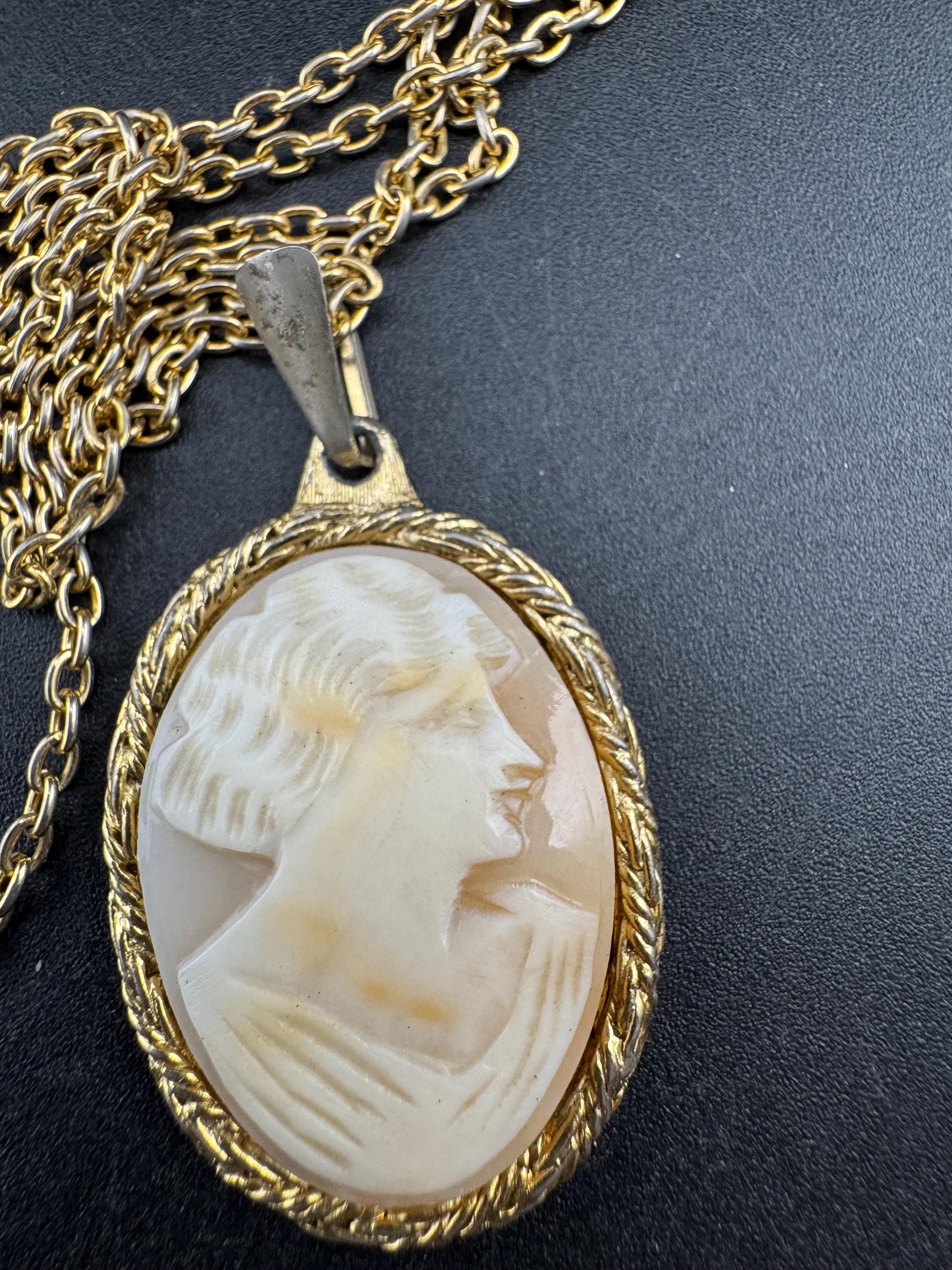 Vintage 1970s carved shell CAMEO  pendant necklace, gold tone