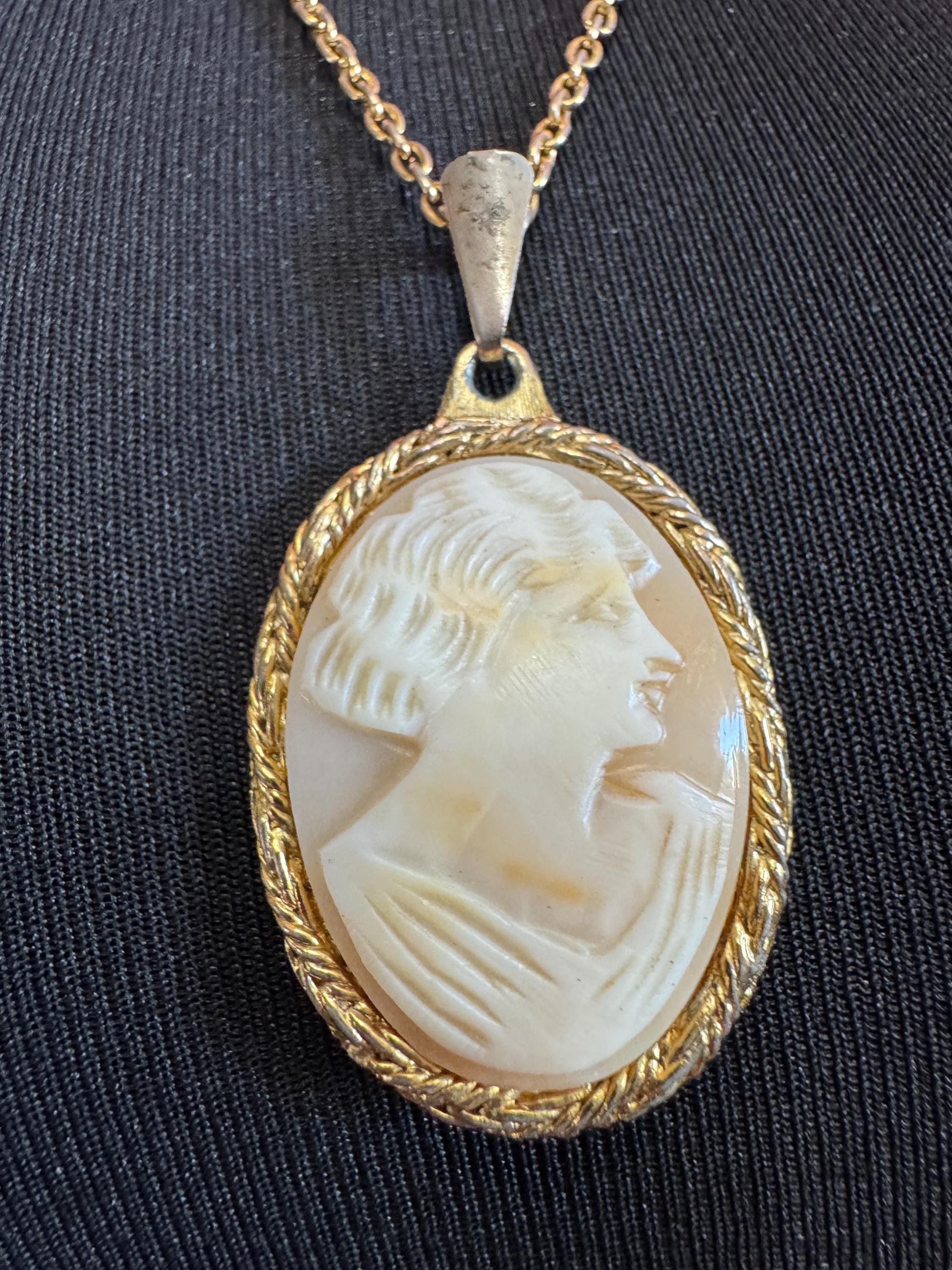 Vintage 1970s carved shell CAMEO  pendant necklace, gold tone