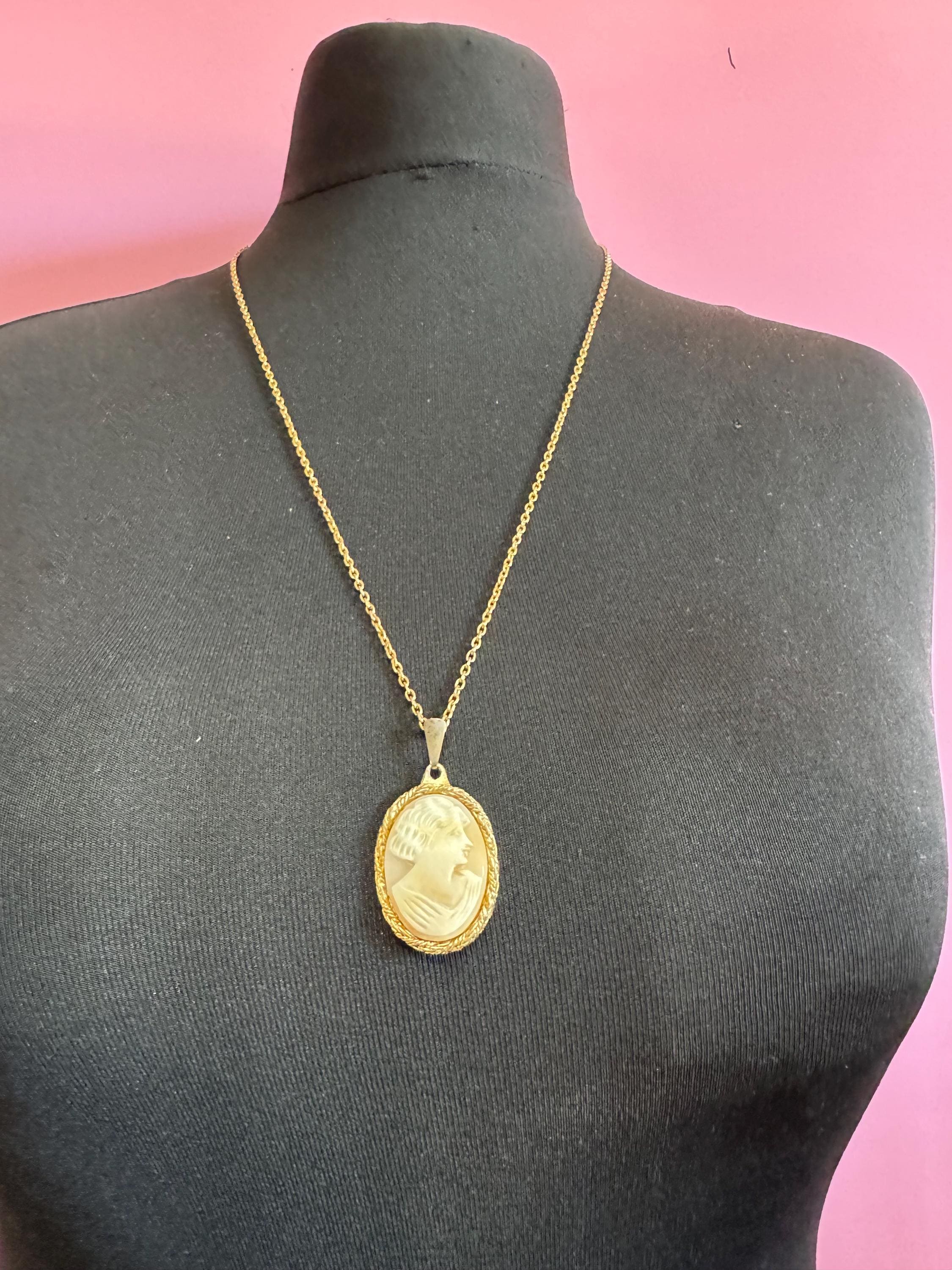 Vintage 1970s carved shell CAMEO  pendant necklace, gold tone