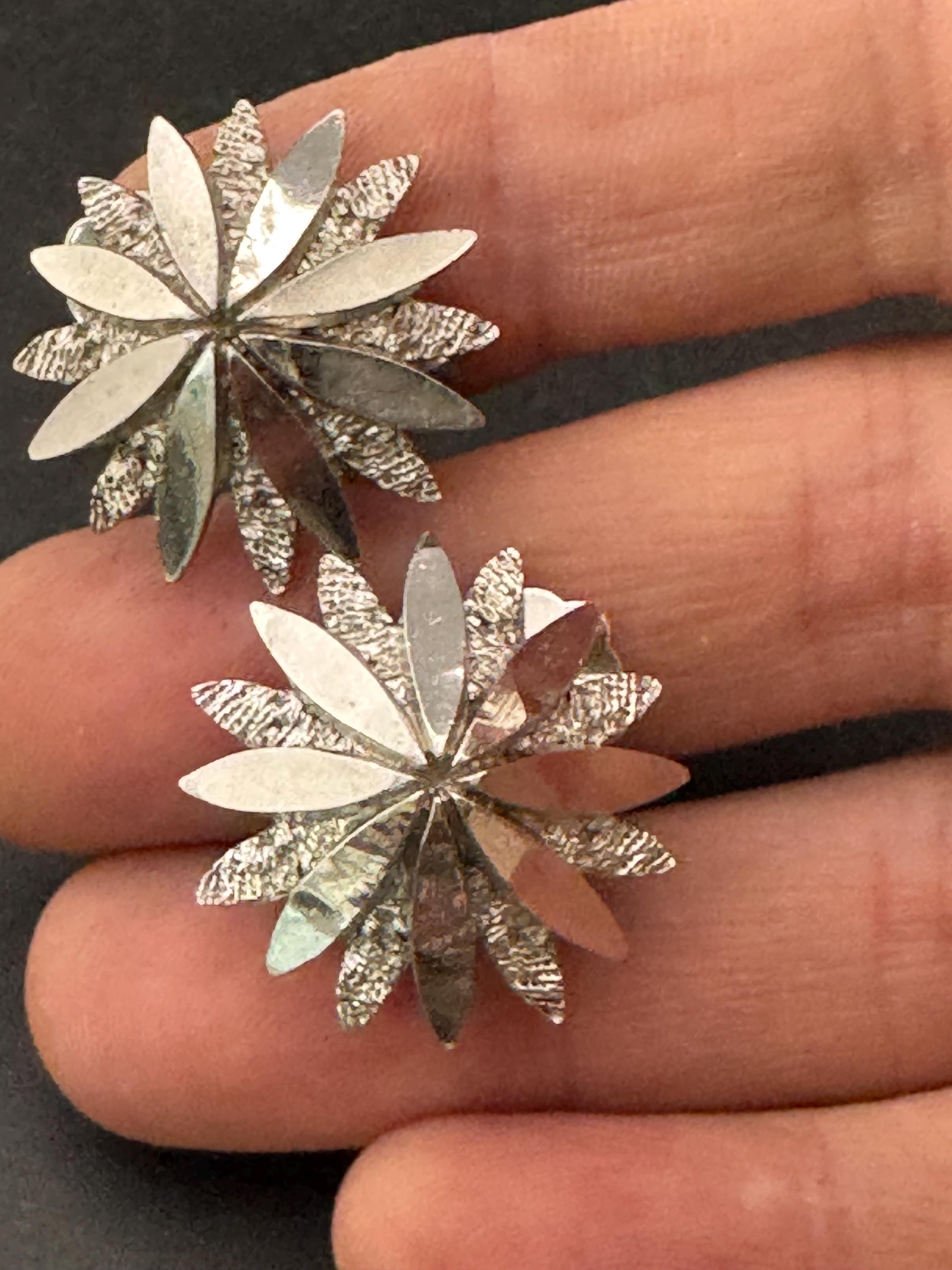 1970s brutalist star clip on earrings, silver tone