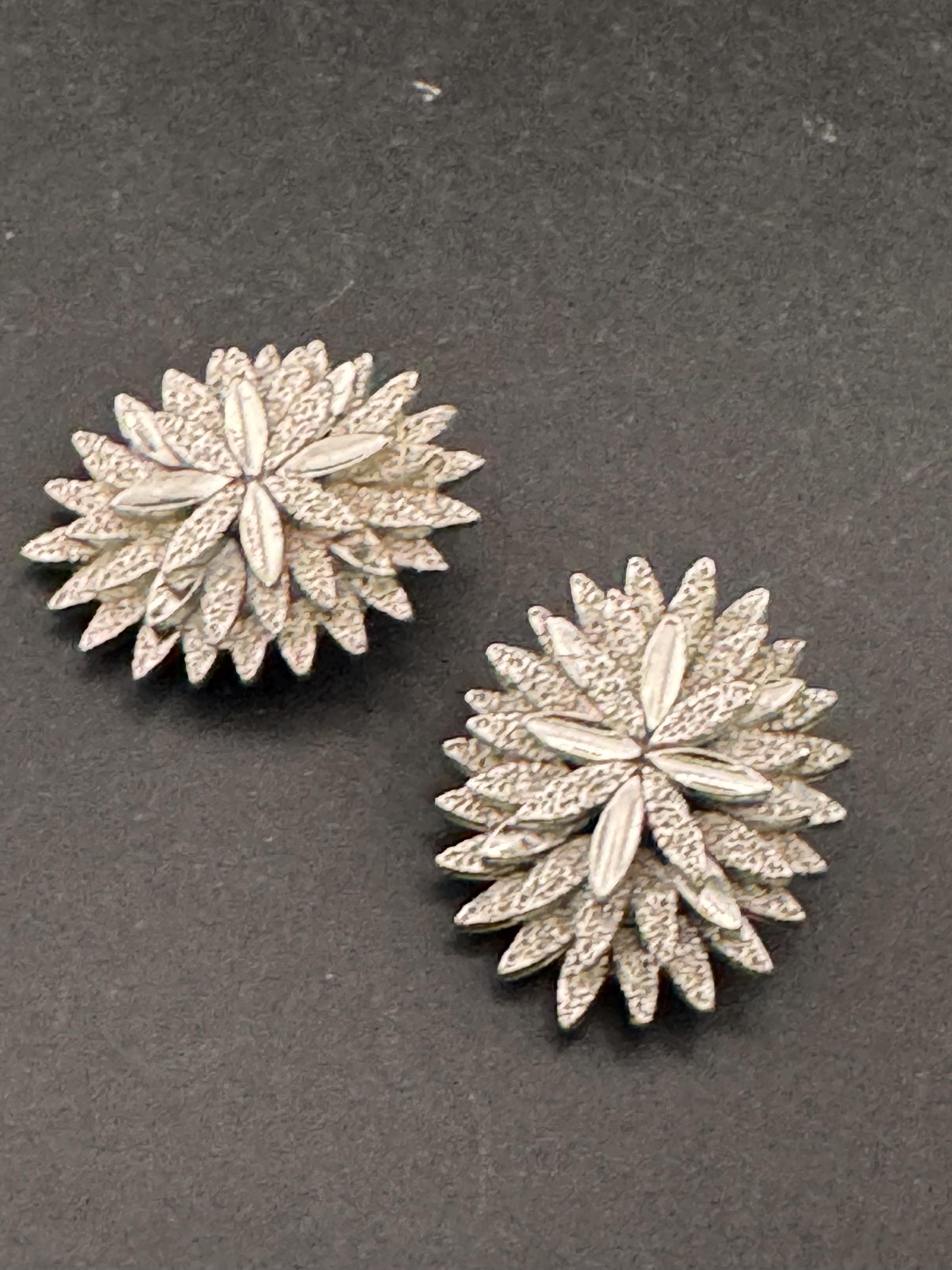 1970s brutalist star clip on earrings, silver tone