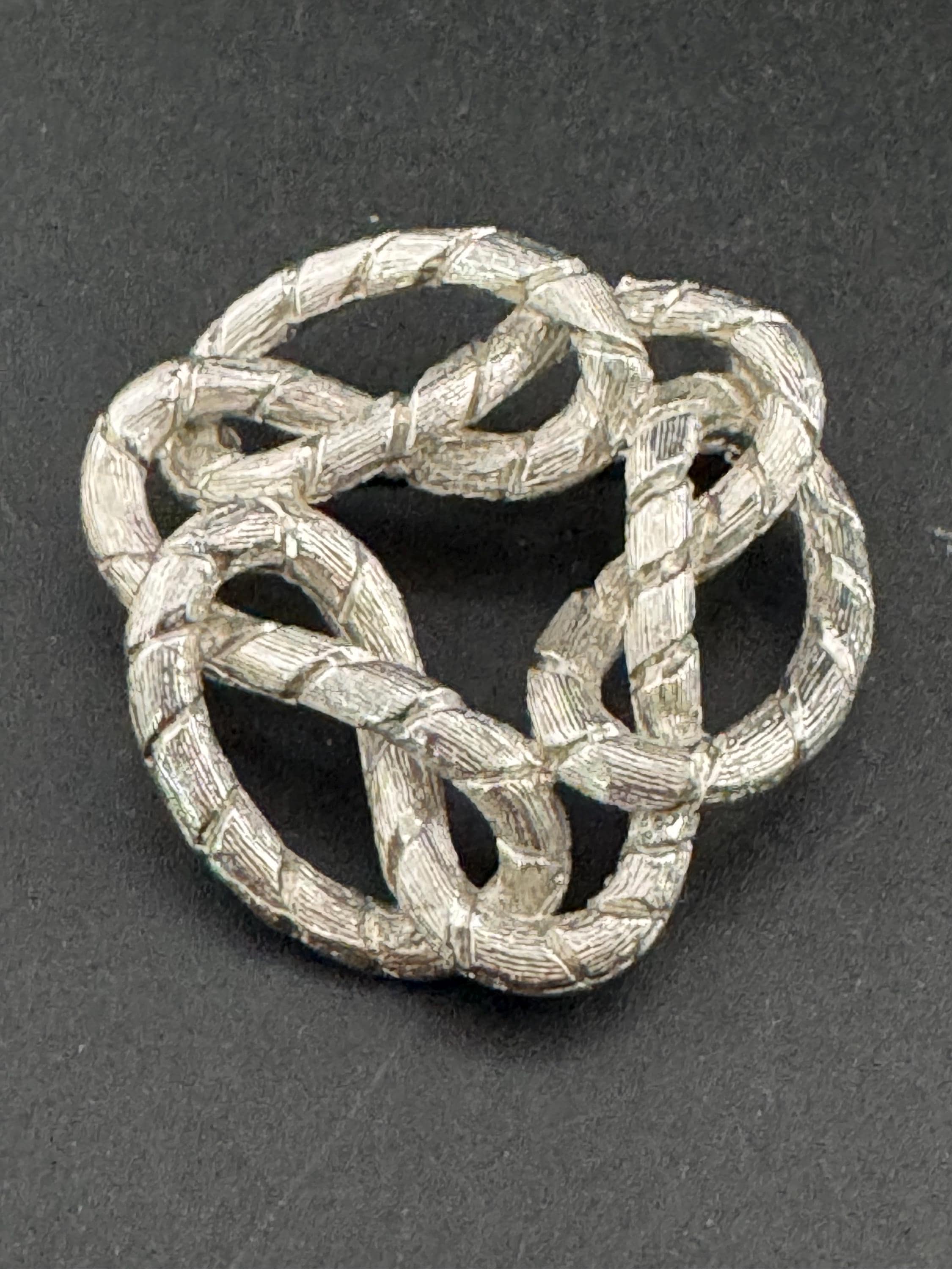 vintage abstract brutalist swirl rope knot brooch, 5cm silver tone