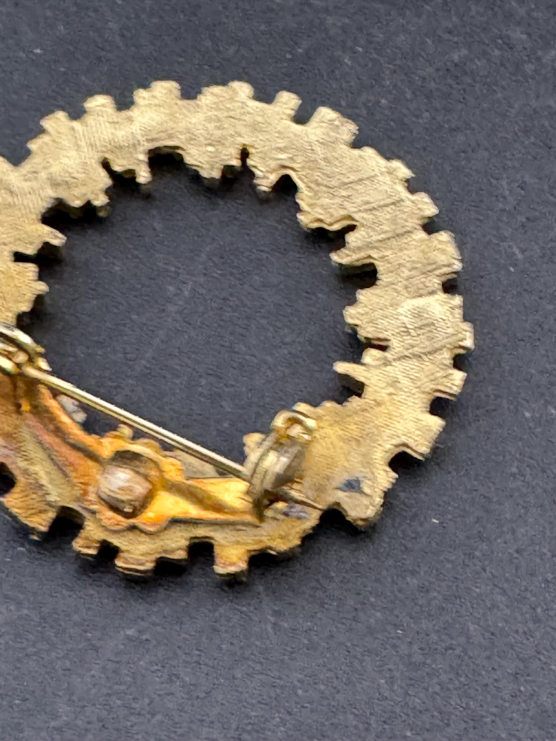 vintage modernist brutalist round wreath brooch 3cm gold tone