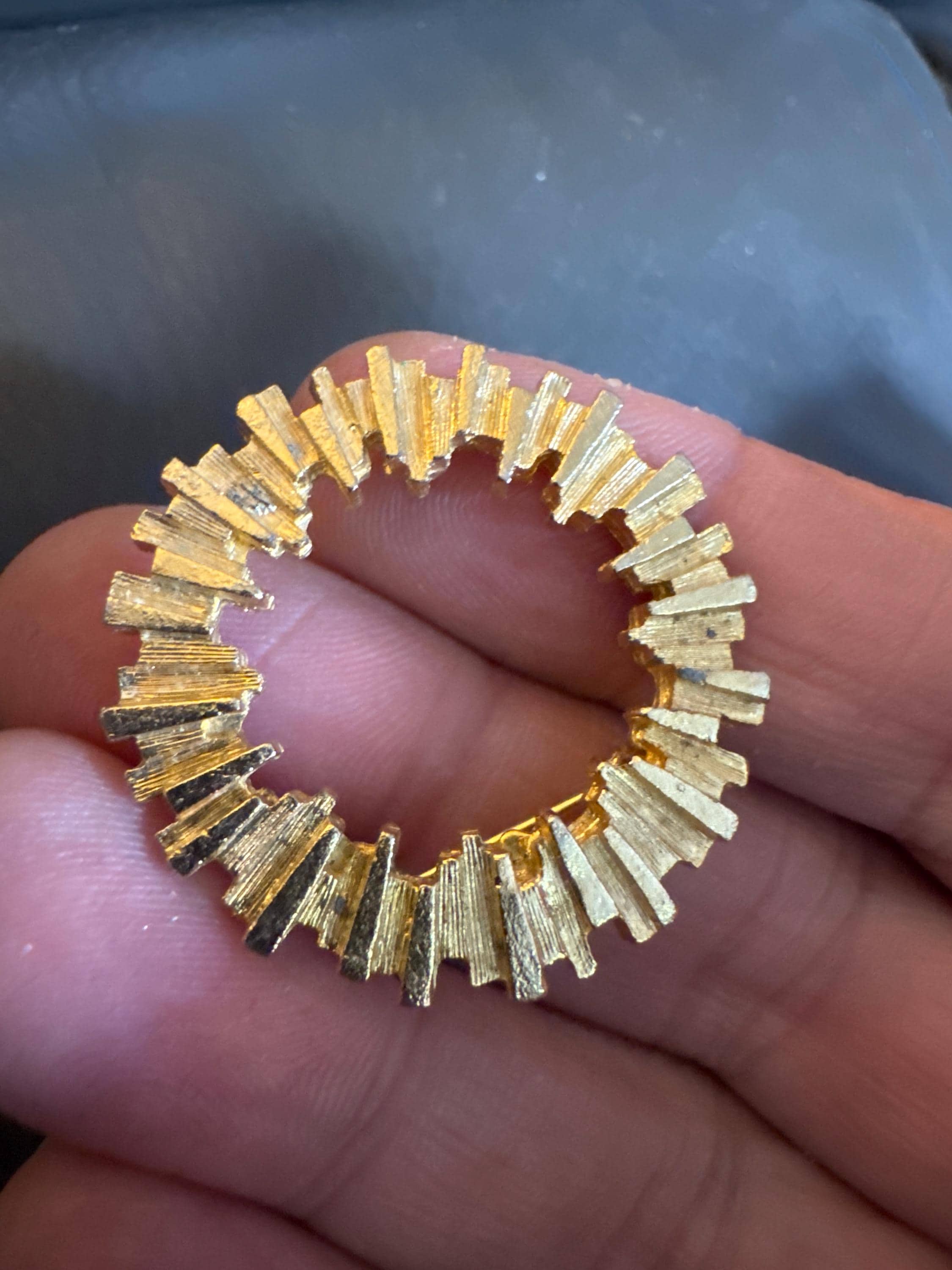 vintage modernist brutalist round wreath brooch 3cm gold tone