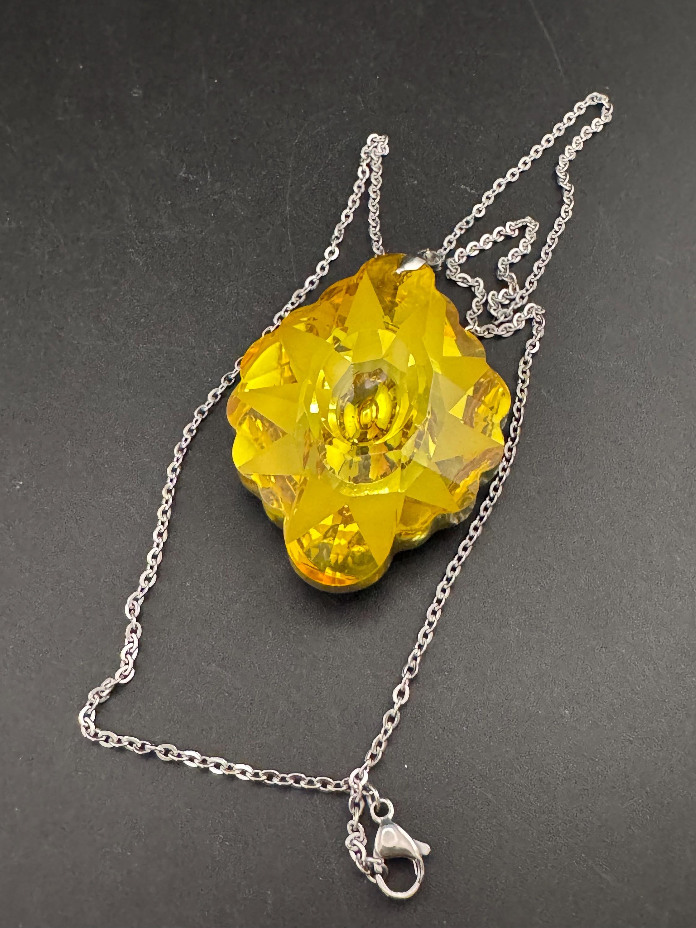 Vintage oversized yellow faceted teardrop 1970s pendant necklace, silver tone