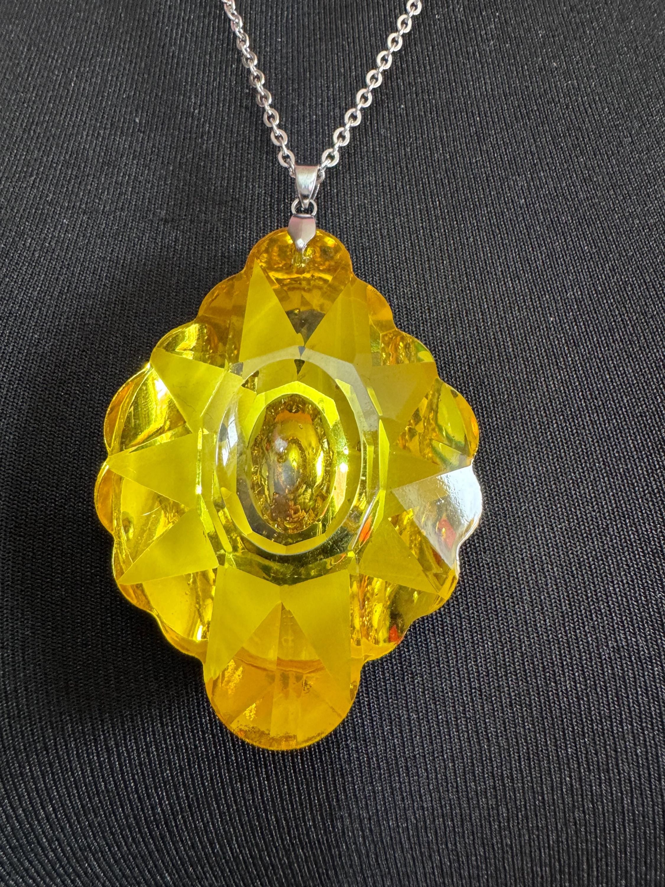 Vintage oversized yellow faceted teardrop 1970s pendant necklace, silver tone