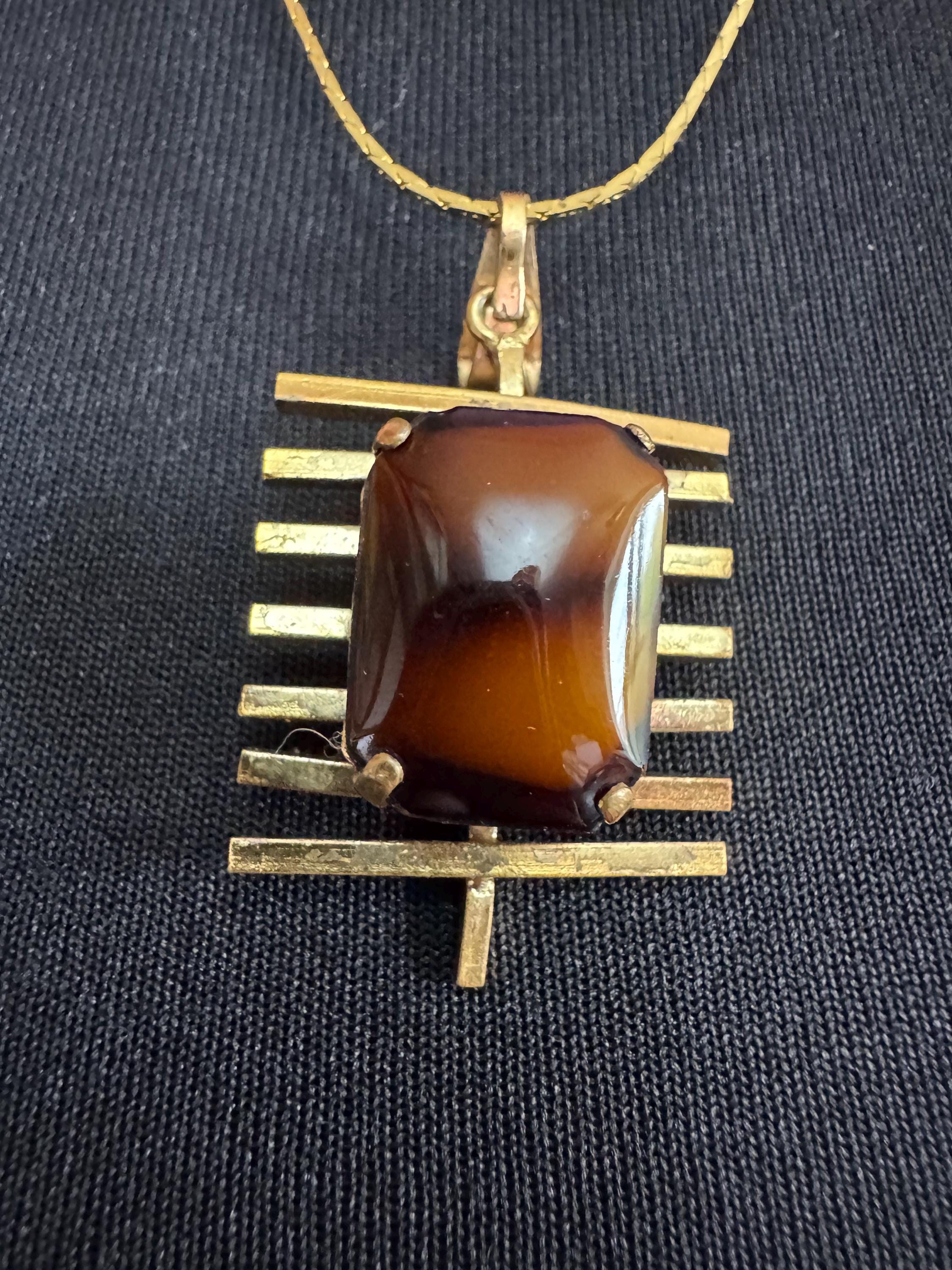 Vintage brutalist 1970s brown faux agate pendant necklace, gold tone