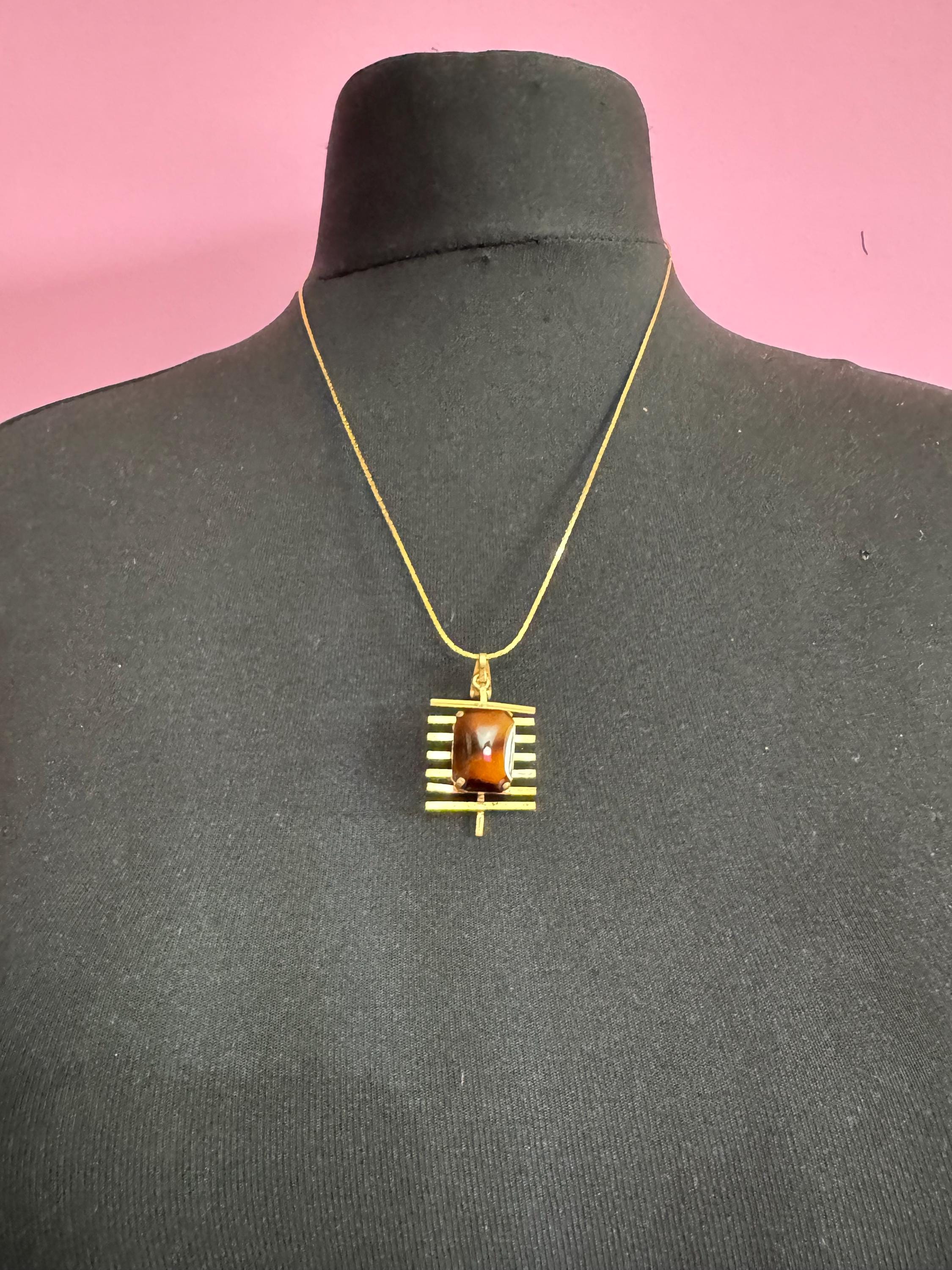 Vintage brutalist 1970s brown faux agate pendant necklace, gold tone