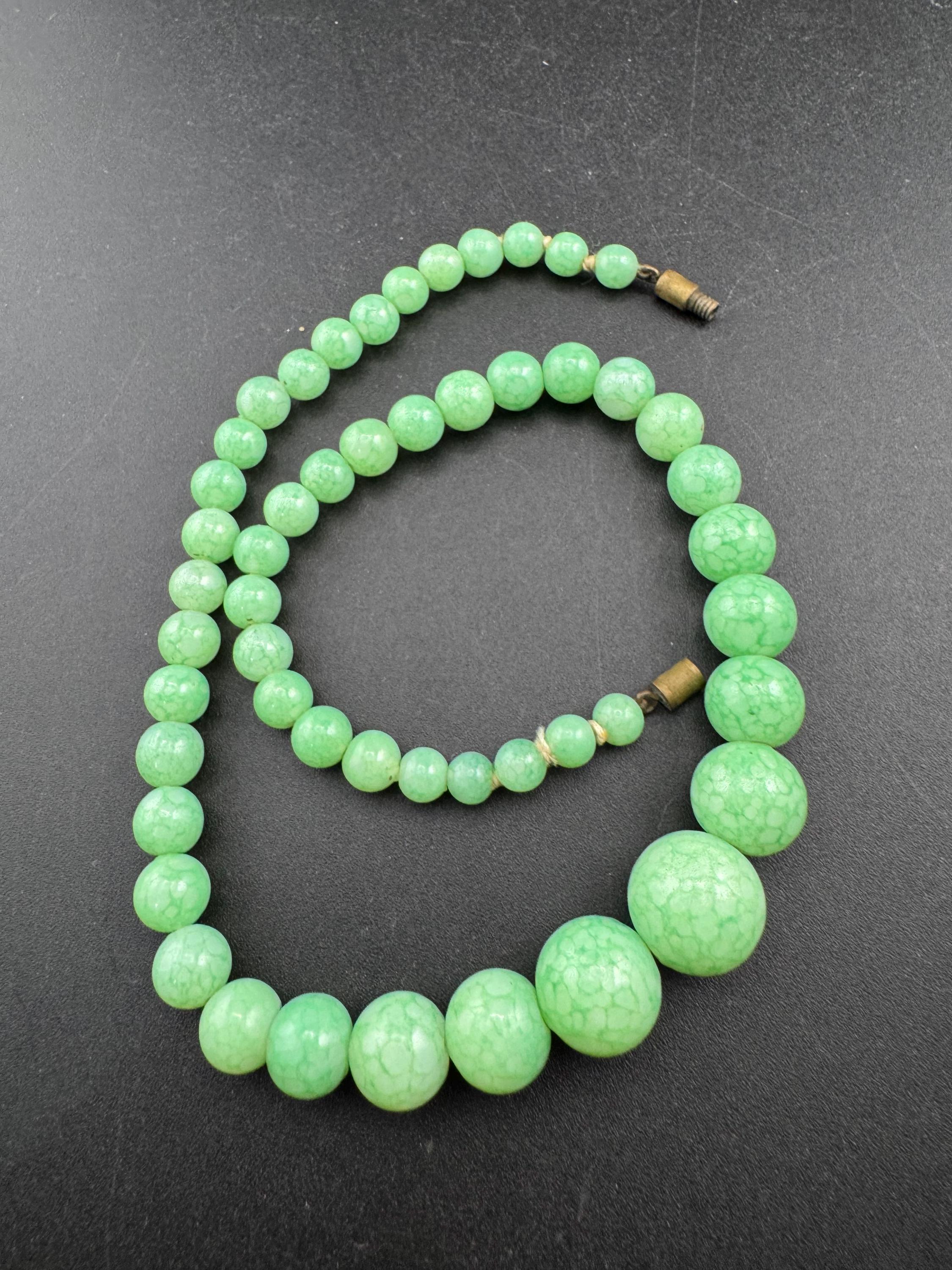 Art Deco czech gold tone necklace with green peking glass or ceramic stones 38.5cm