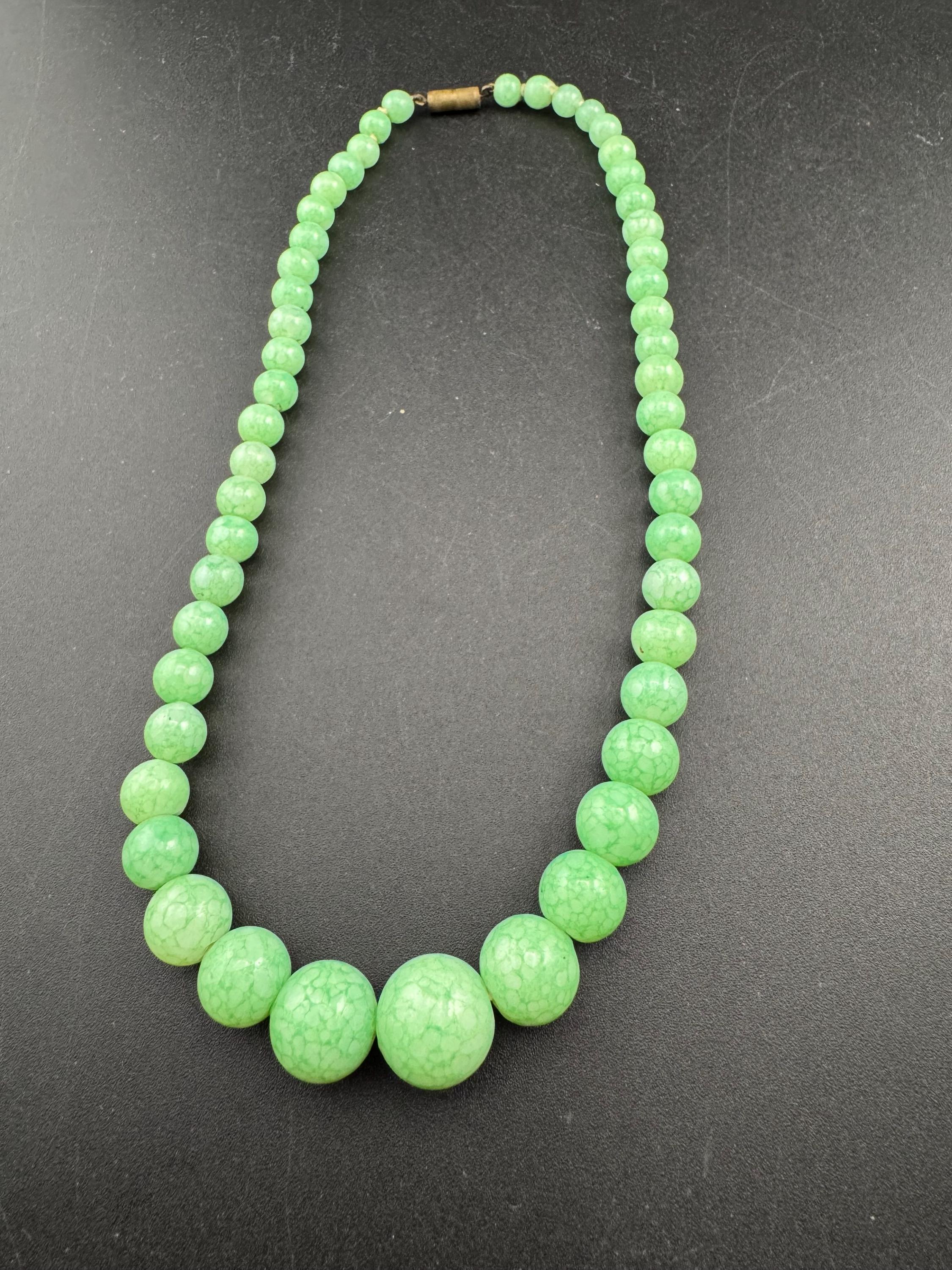 Art Deco czech gold tone necklace with green peking glass or ceramic stones 38.5cm