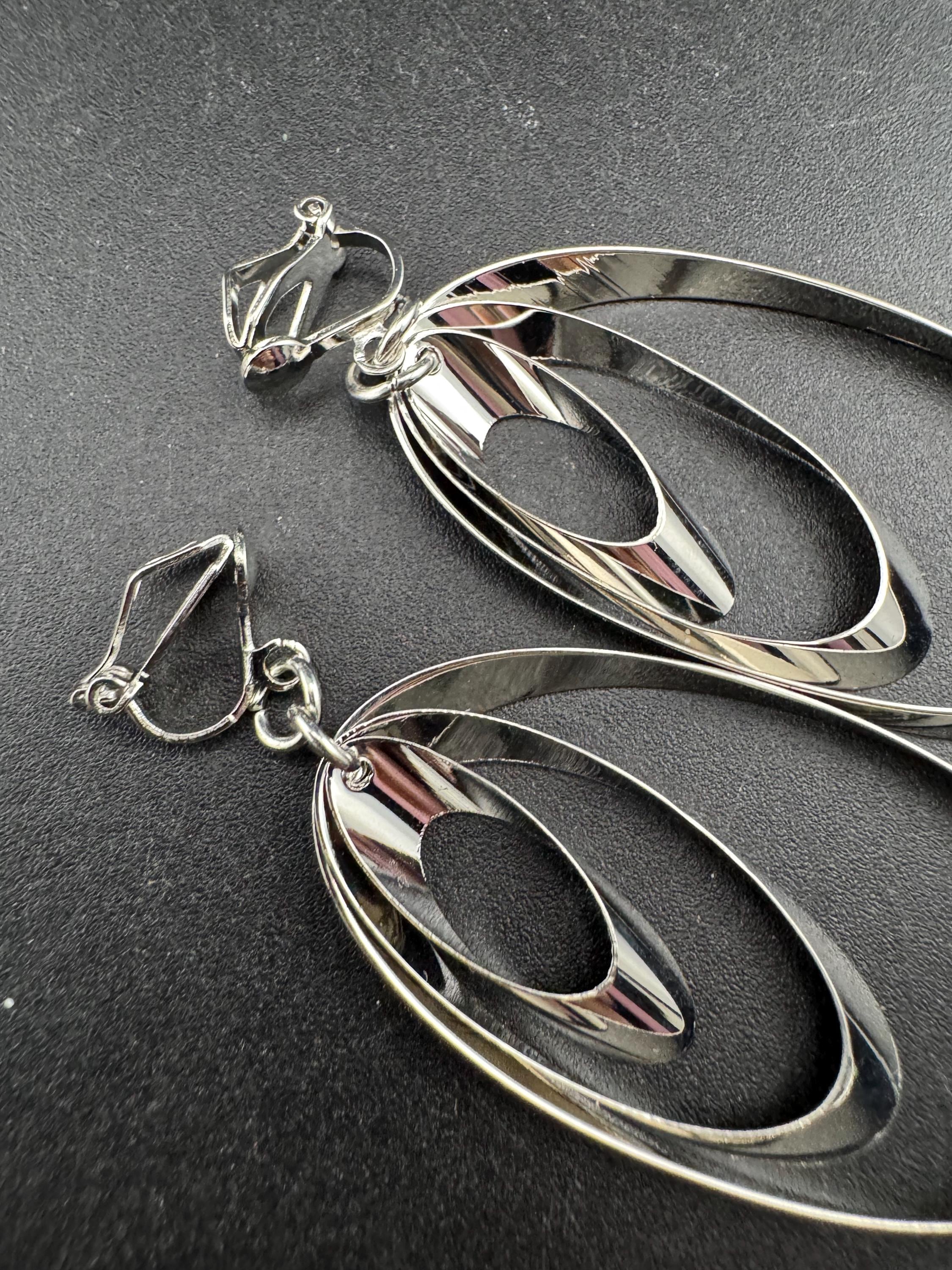 Retro modernist long dangly oval drop earrings,clip on silver tone