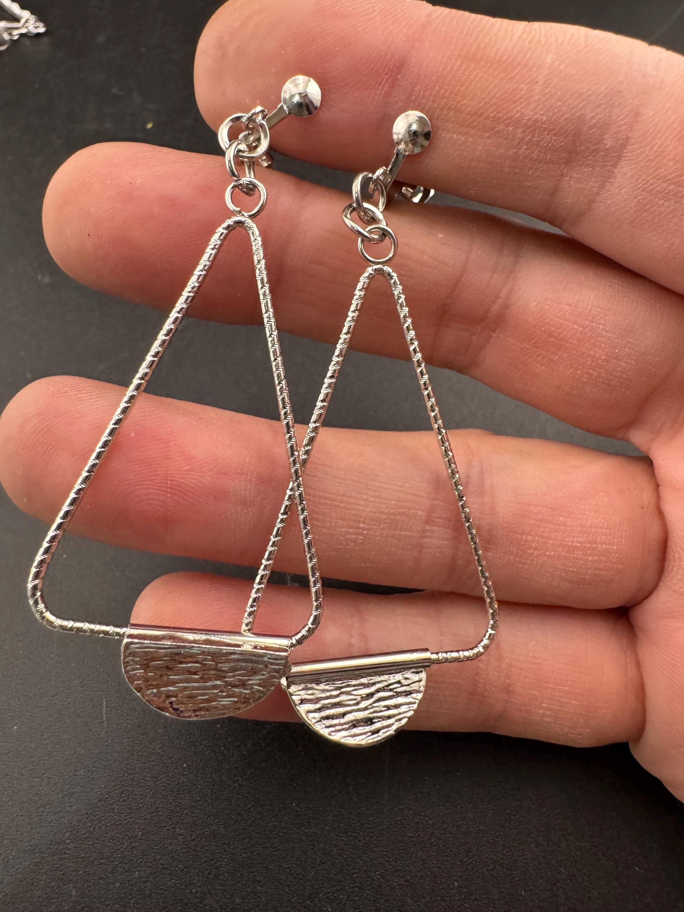 Retro modernist long dangly triangular drop earrings, clip on silver tone