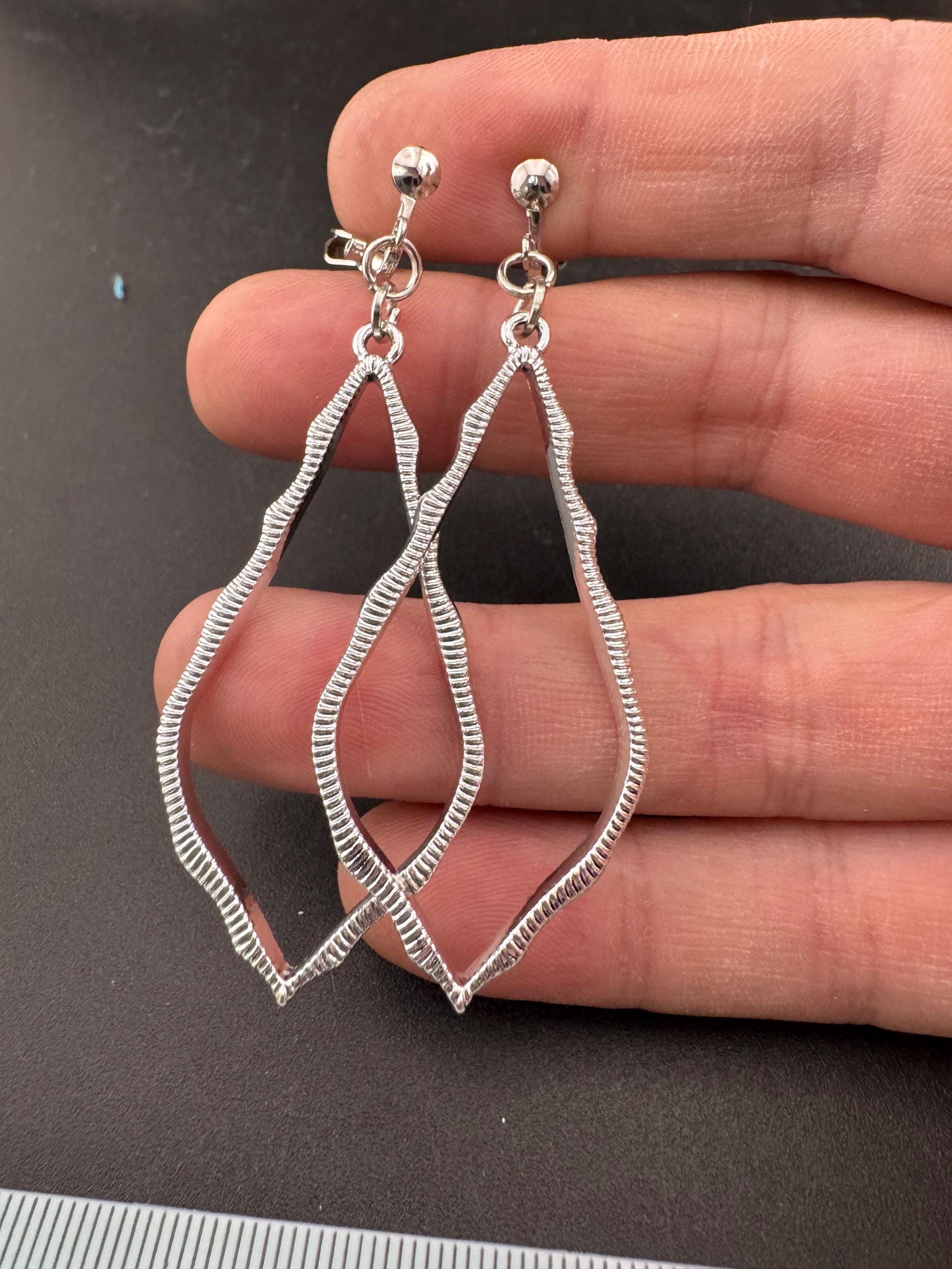 Retro modernist long dangly teardrop drop earrings, clip on silver tone